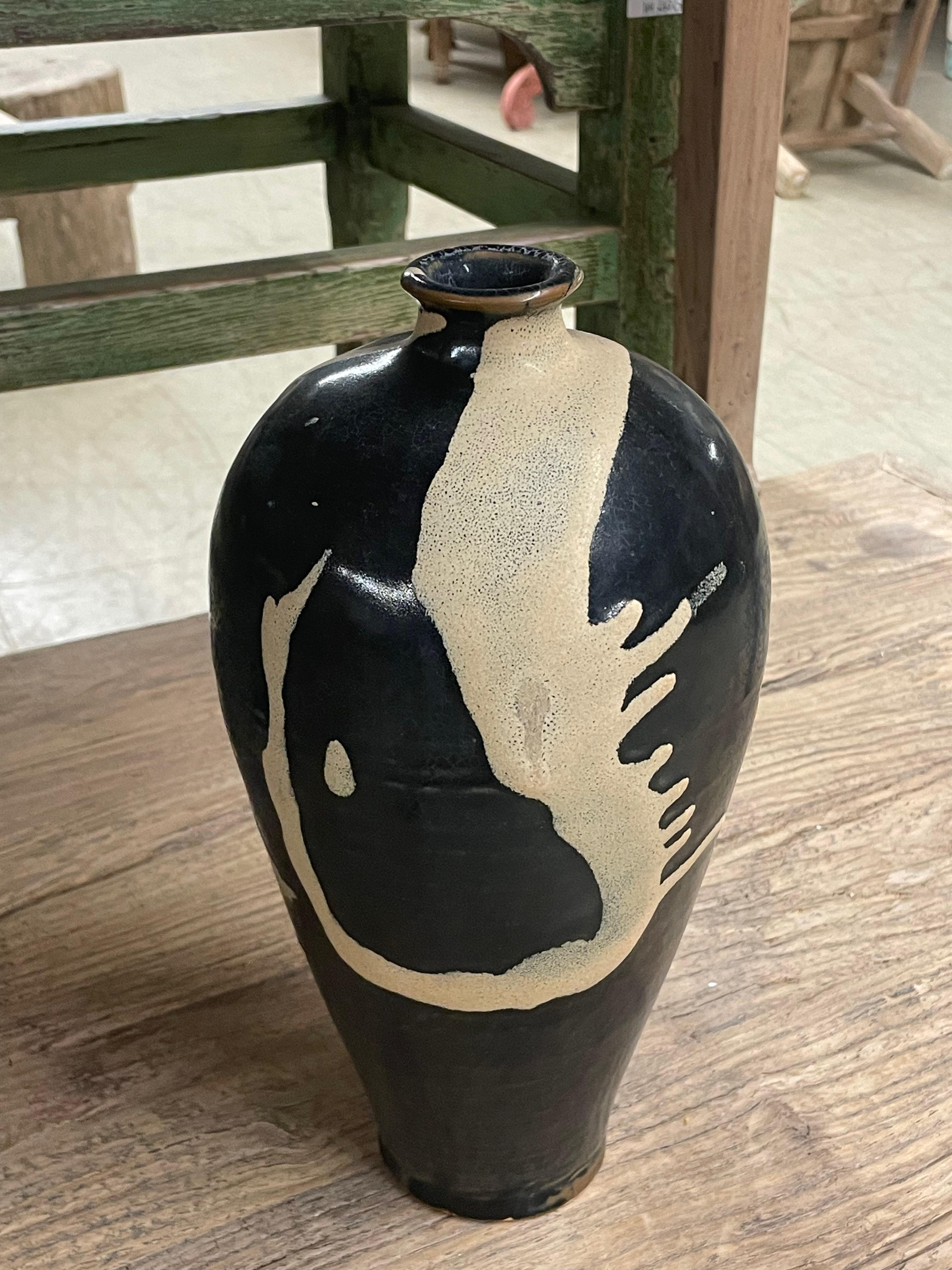 Contemporary Chinese black and cream splattered glaze tall vase.
Round shape with lip.
Sets nicely with shorter version S6488.
Can hold water.