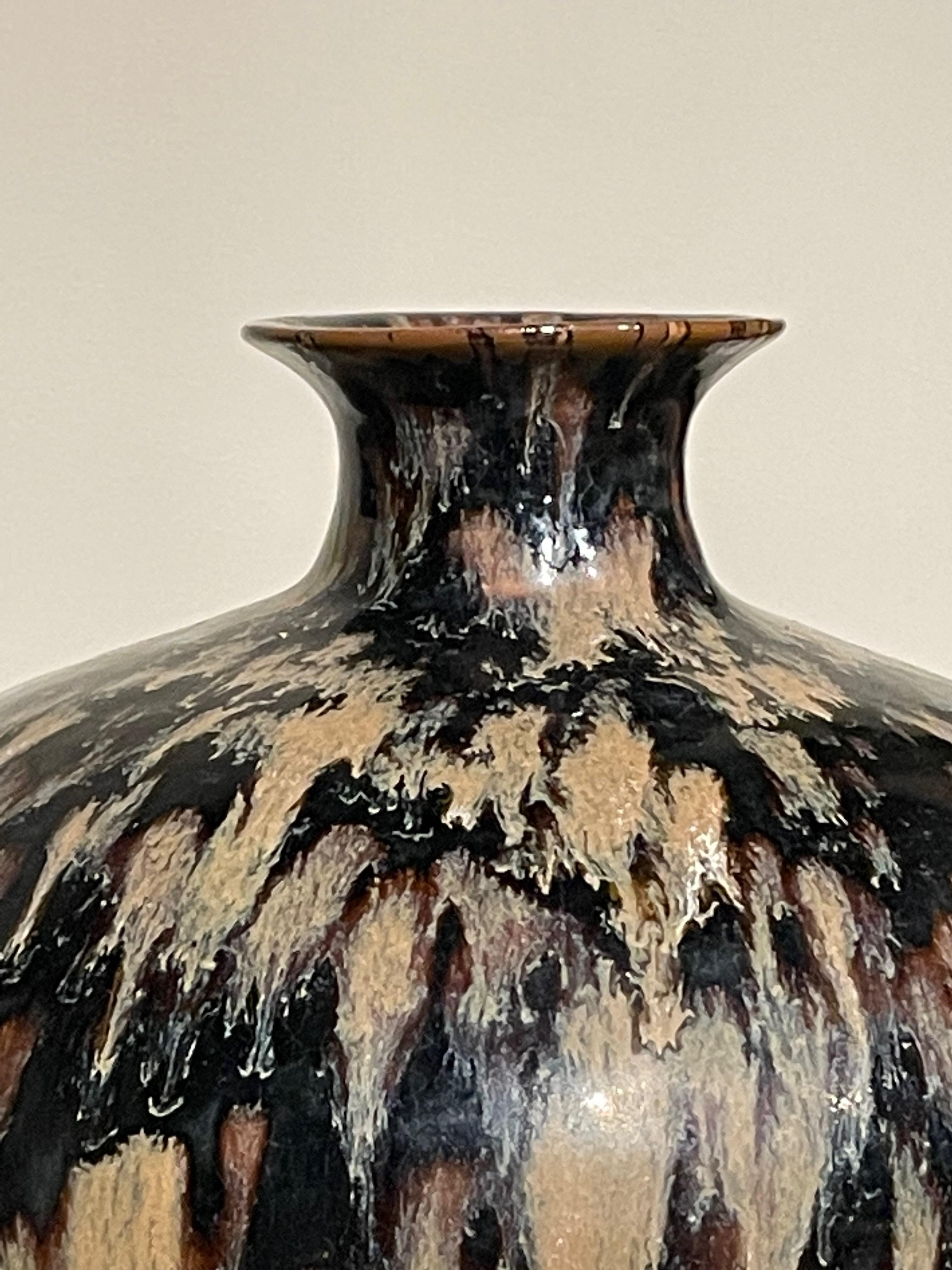 Contemporary Chinese black and cream splatter designed glaze vase.
Short, squat shape.
Two available.
Taller style also available ( S6313 ).
