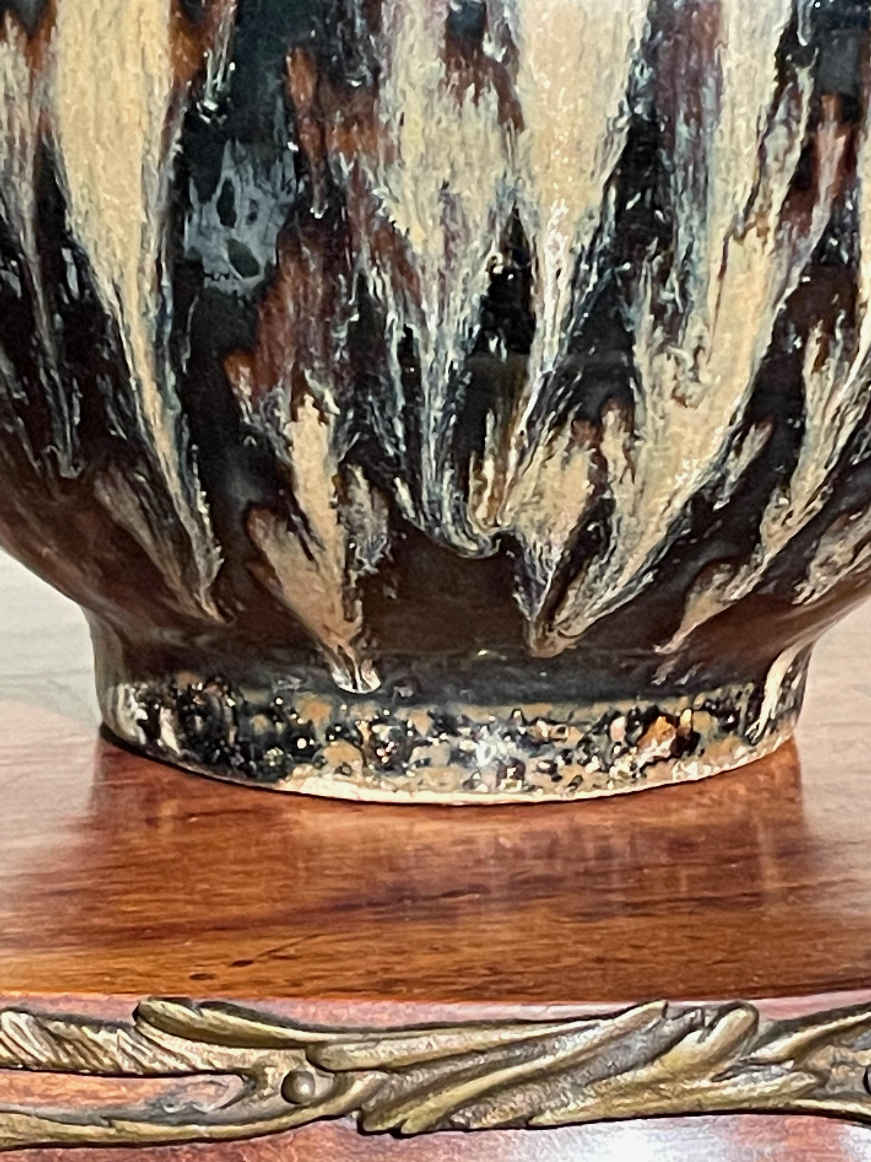 Cinese Vaso a forma di tozza con smaltatura nera e crema, Cina, Contemporaneo in vendita