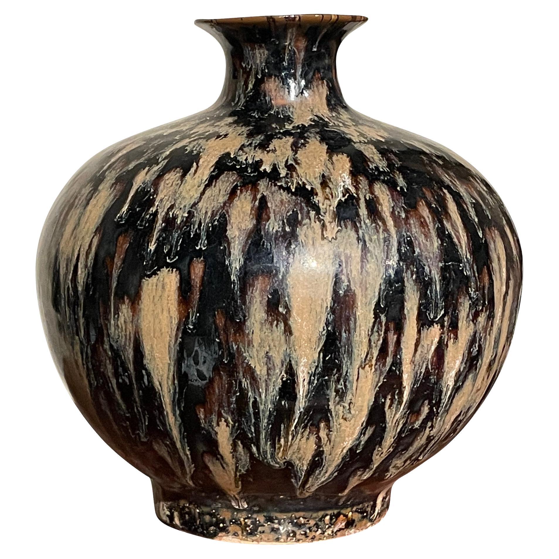 Vase en forme de trapèze à glaçure noire et crème, Chine, contemporain