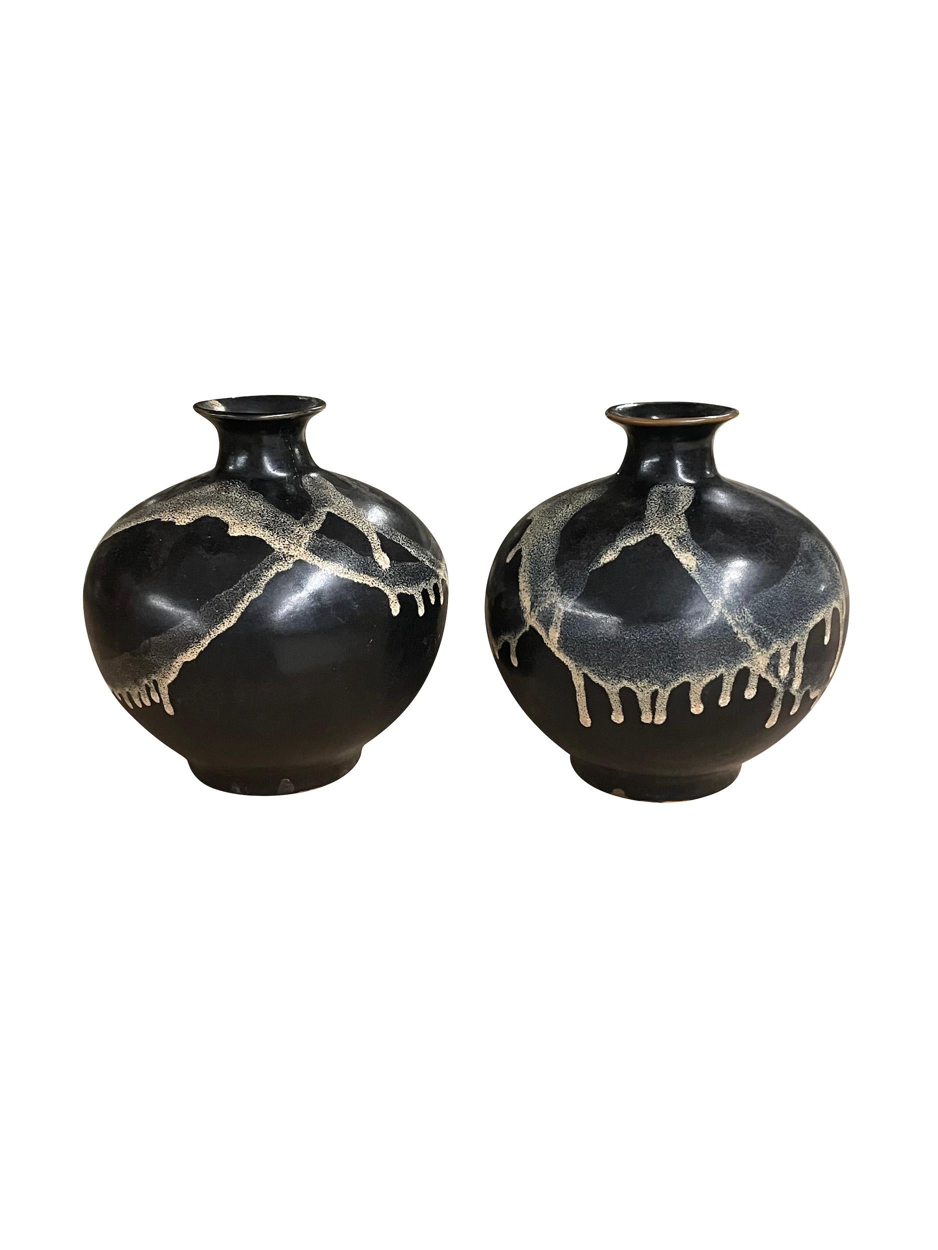 Contemporary Chinese black and cream splattered glaze vase.
Two available and sold individually.
Sets nicely with taller version S6489.
Can hold water.
ARRIVING AUGUST.