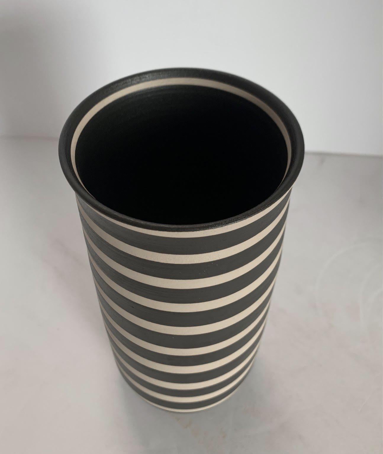 Turc Vase à large bande noire et crème, Turquie, Contemporary en vente
