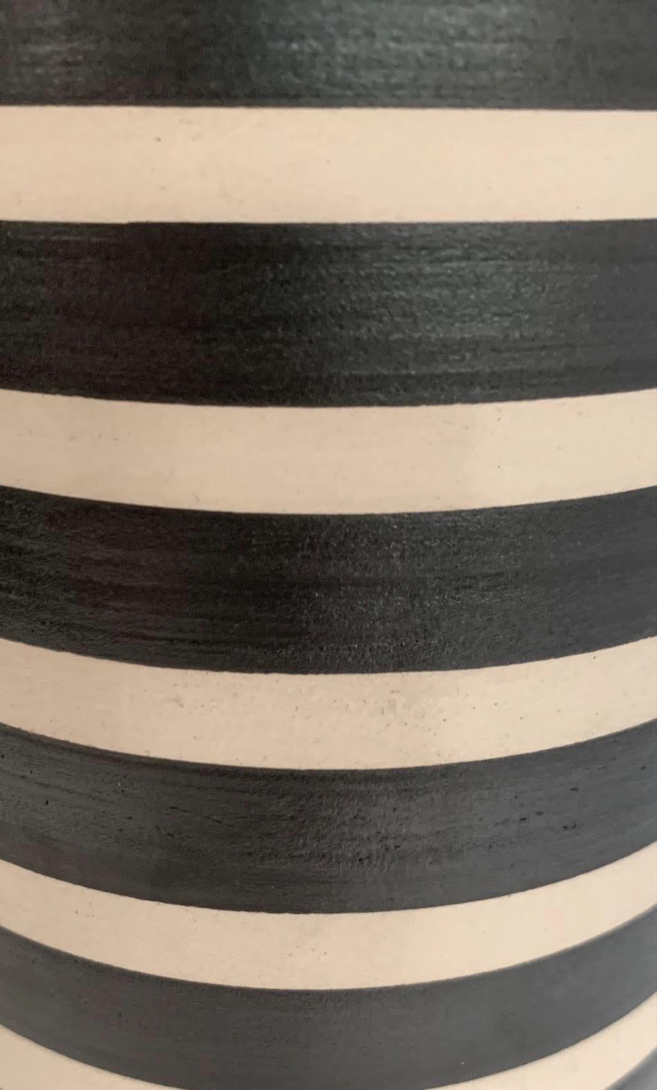 Vase à large bande noire et crème, Turquie, Contemporary Neuf - En vente à New York, NY