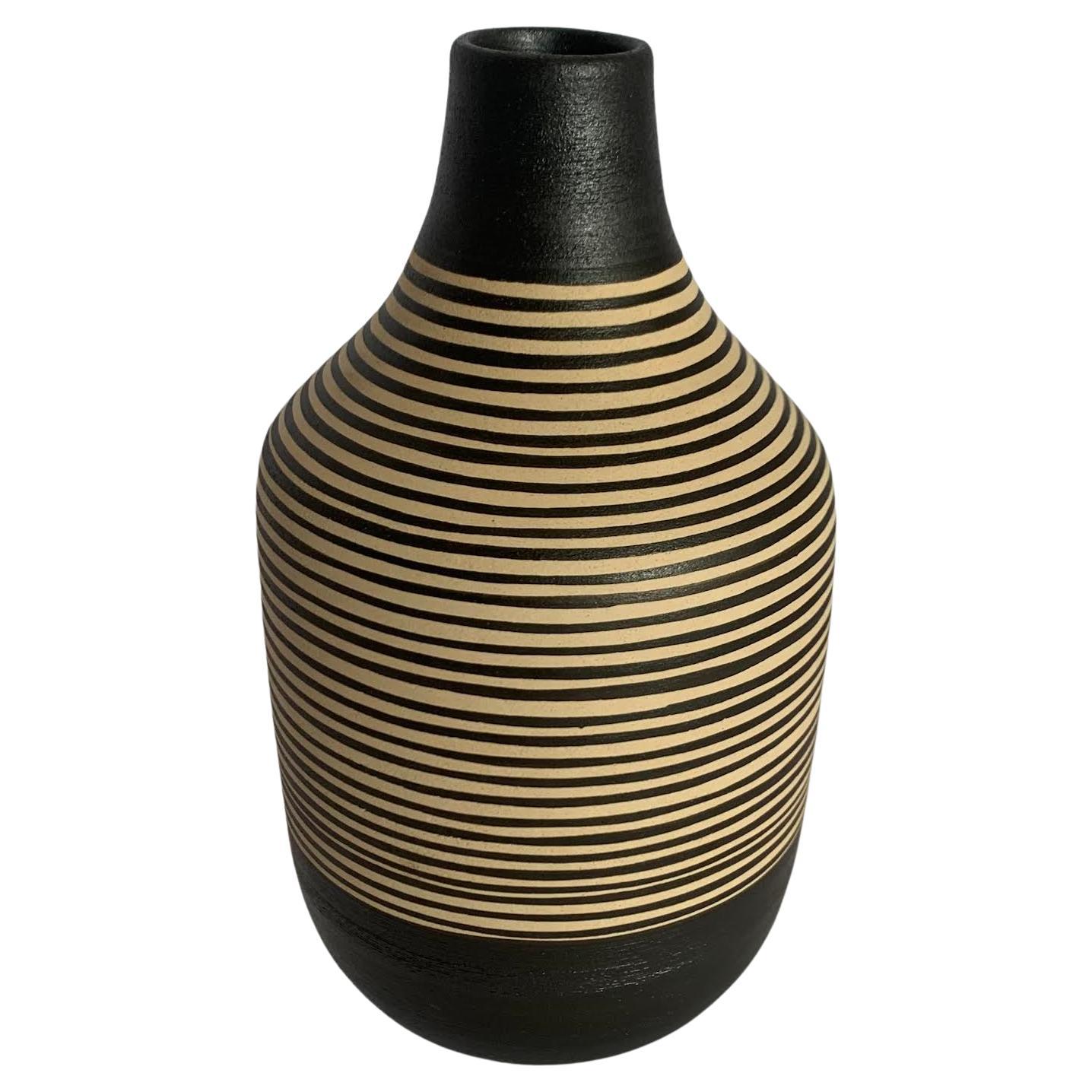 Vase à fines rayures noir et crème, Turquie, contemporain