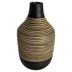 Schwarze und cremefarbene Vase mit dünnen Streifen, Türkei, Contemporary