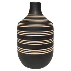 Schwarze und cremefarbene Vase mit drei Streifen, China, Contemporary
