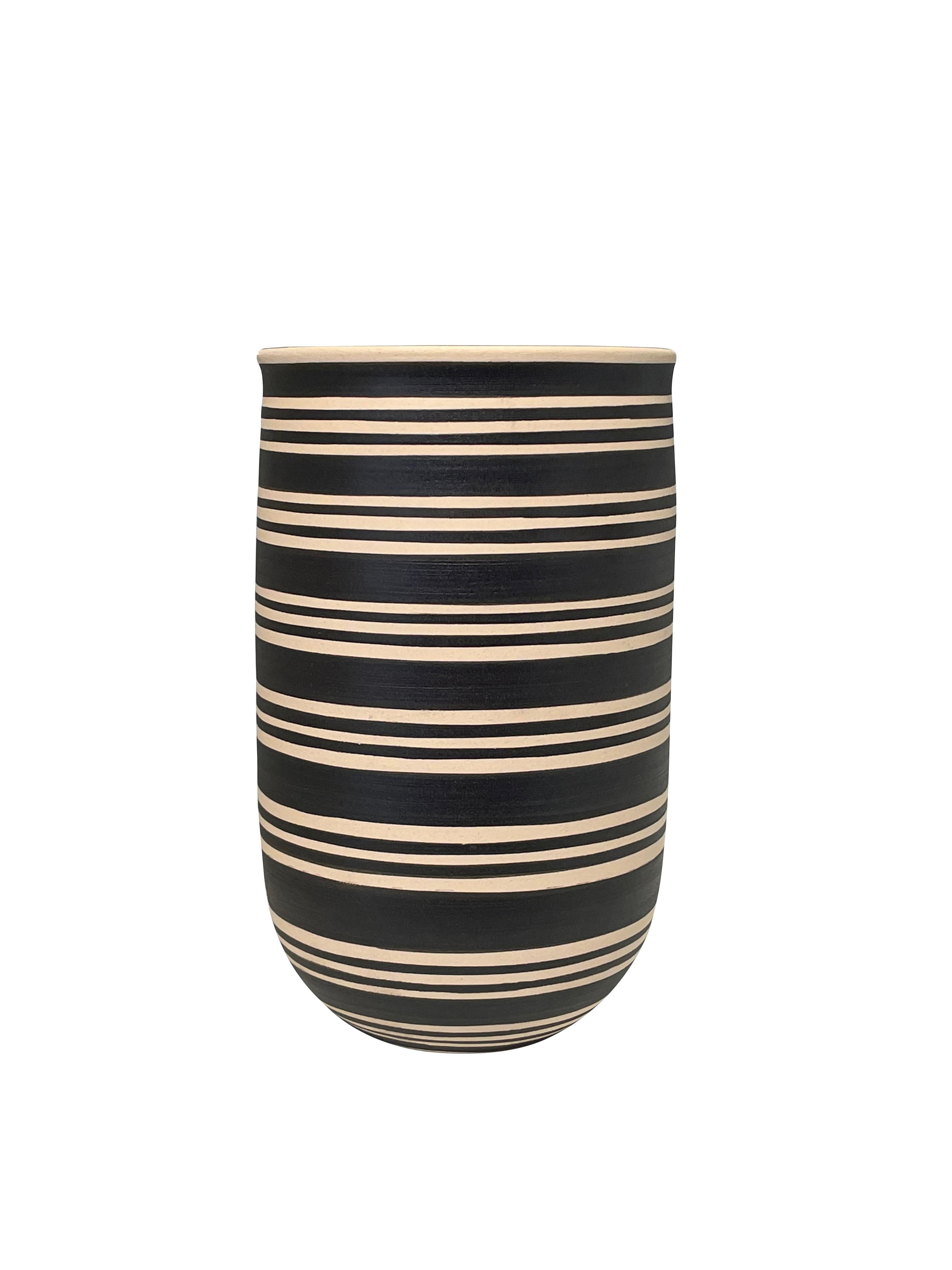 Contemporary Turkish handmade black and cream triple band stripes.
Wide opening.
Can hold water.
Two available and sold individually.
From a large collection.