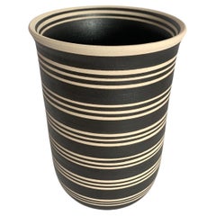 Schwarze und cremefarbene Vase mit breiter Öffnung und drei Streifen, Türkei, Contemporary