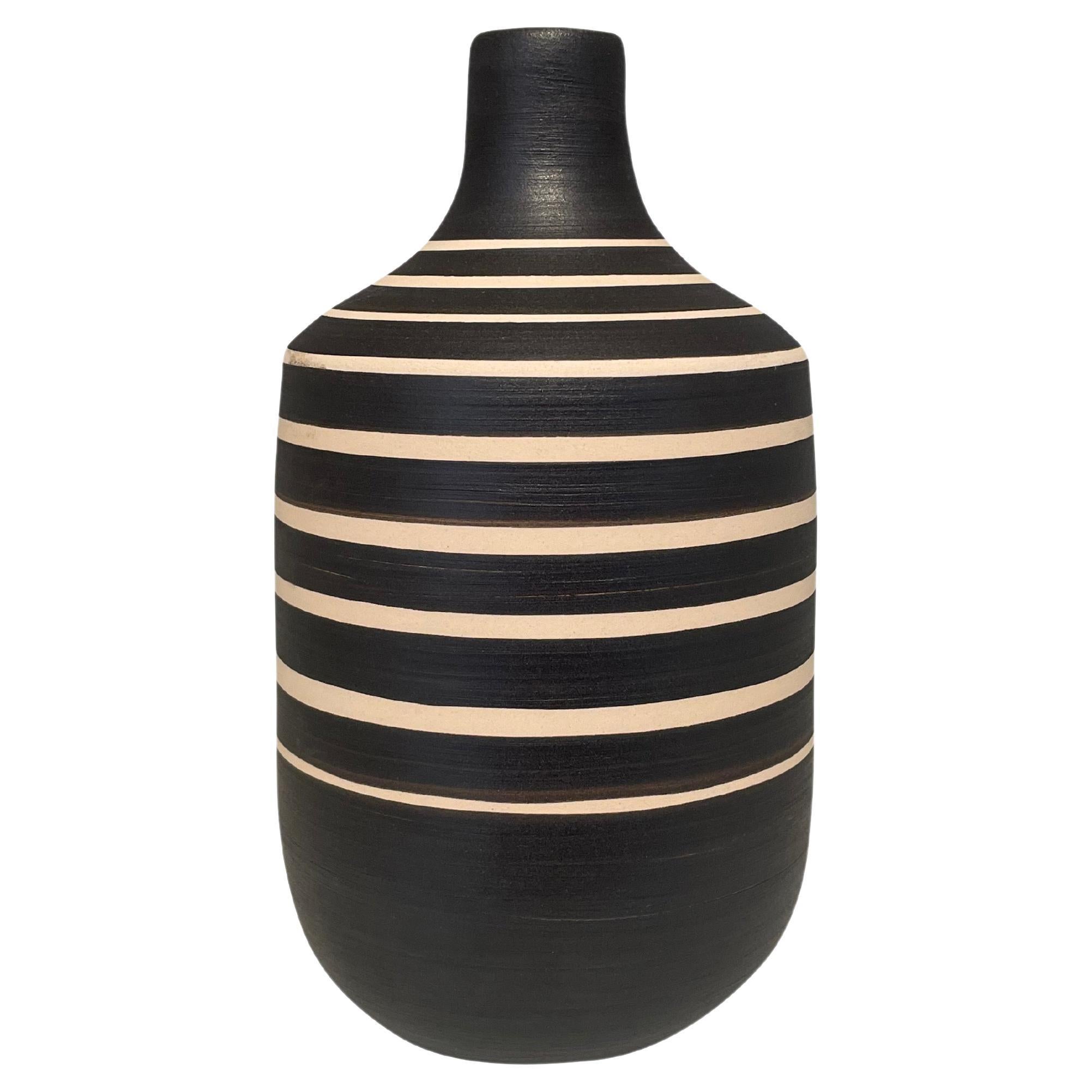 Vaso a fascia larga nero e crema, Cina, Contemporaneo