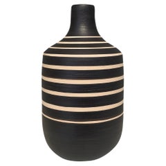 Schwarze und cremefarbene Vase mit breitem Streifen, China, Contemporary