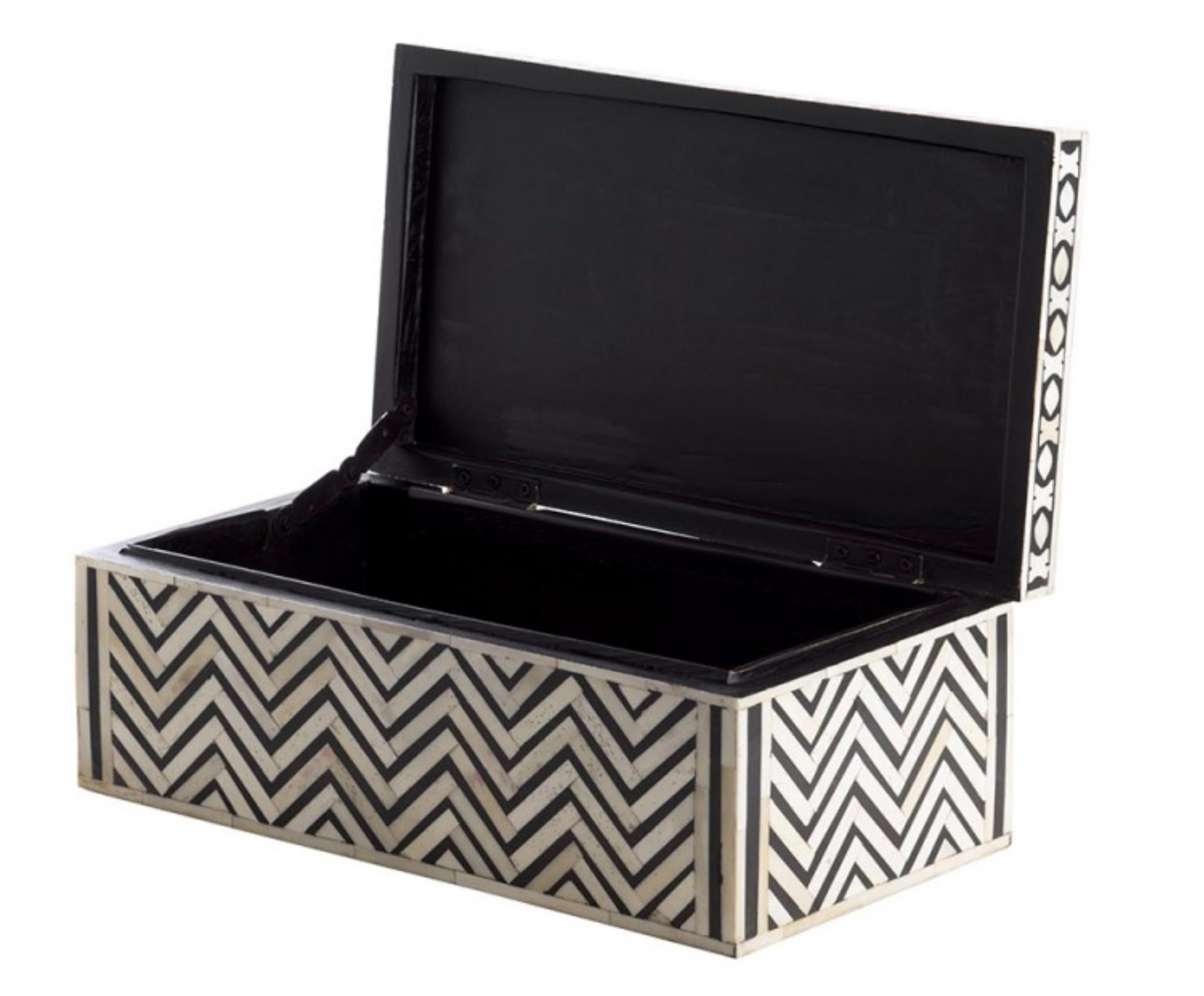 Contemporary Indonesian inlaid black and cream bone zig zag pattern box.
Patterned border on the sides of the lid.
Hinged lid.
ARRIVAL TBD
   