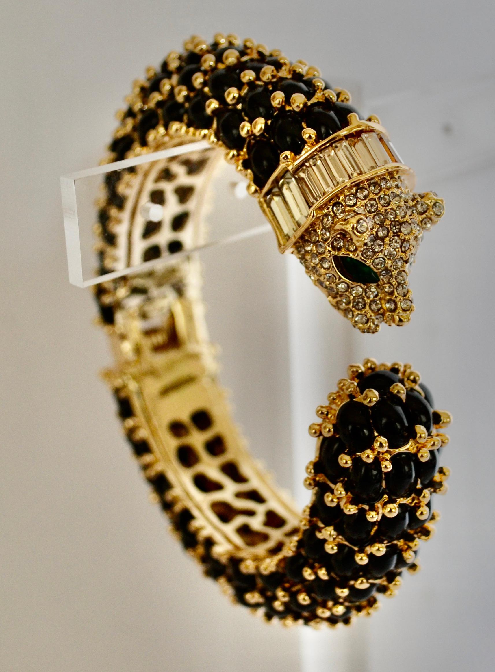 Navettes en résine noire serties sur laiton doré avec tête de panthère incrustée de zircon.
Bracelet à charnière, 3