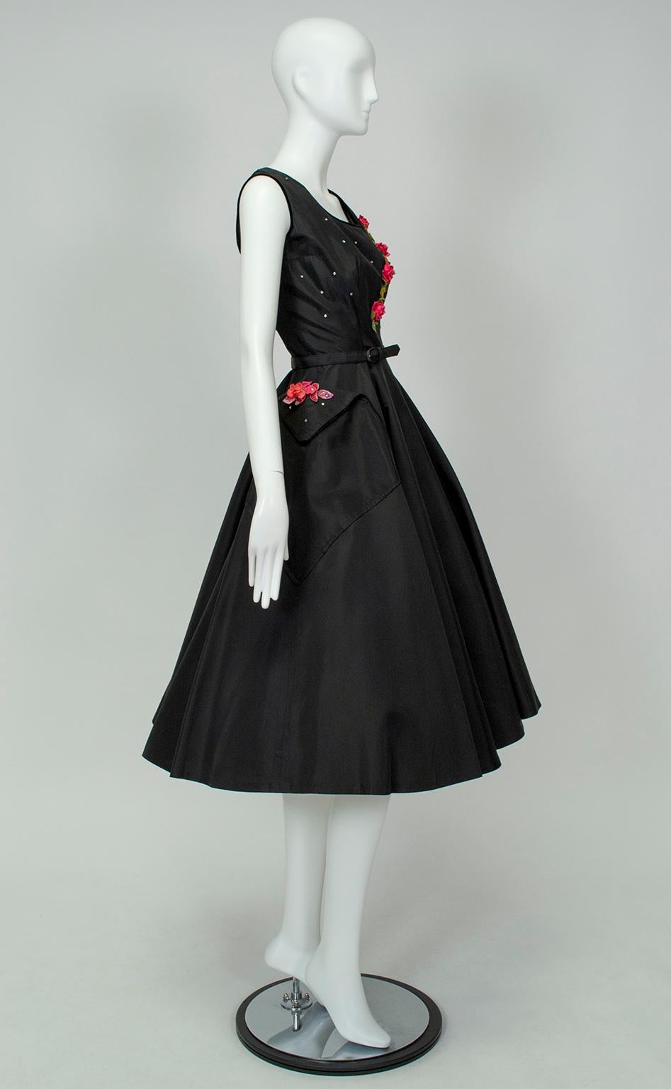 Schwarzes und fuchsiafarbenes Ballerina-Kleid mit Rosenknospen und Strasssteinen -L, 1950er Jahre im Zustand „Gut“ im Angebot in Tucson, AZ
