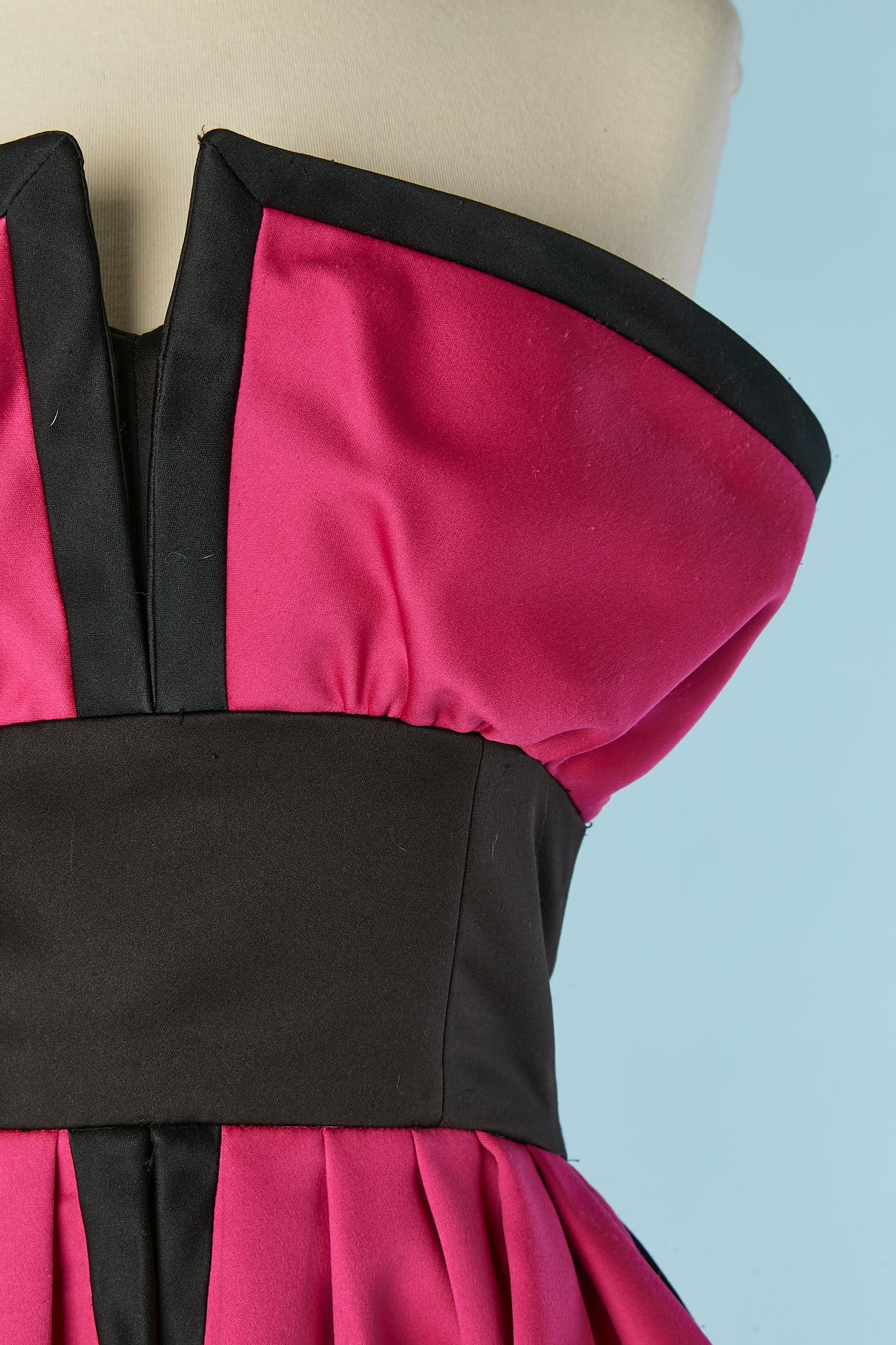 Black and fushia bustier cocktail dress. No fabric composition tag but probably rayon. Zip and hook&eye closure on the middle back. Boned bustier.
SIZE S 