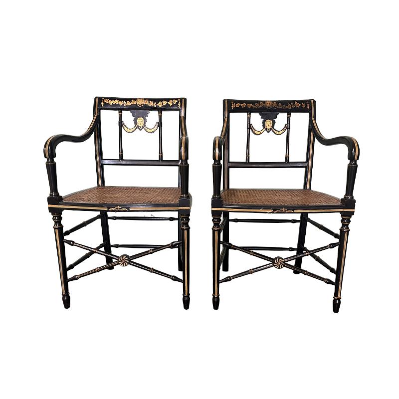 Schöne Vintage-Stühle im Empire-Stil mit Rohrsitzen.  Die Stühle sind schwarz mit einem schönen vergoldeten Muster aus Löwenköpfen, die Säcke halten, umgeben von Blättern.  Die Stühle sind bequem und haben einen für den Stil angemessenen Umfang.  

