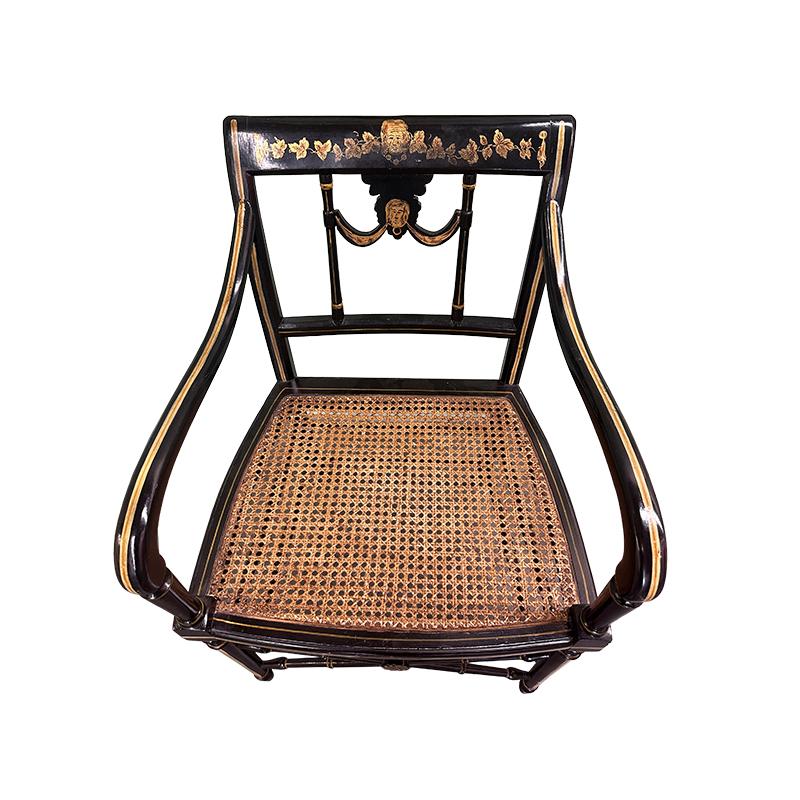 Schwarze und vergoldete Empire-Stühle mit Rohrsesseln, ein Paar im Angebot 1