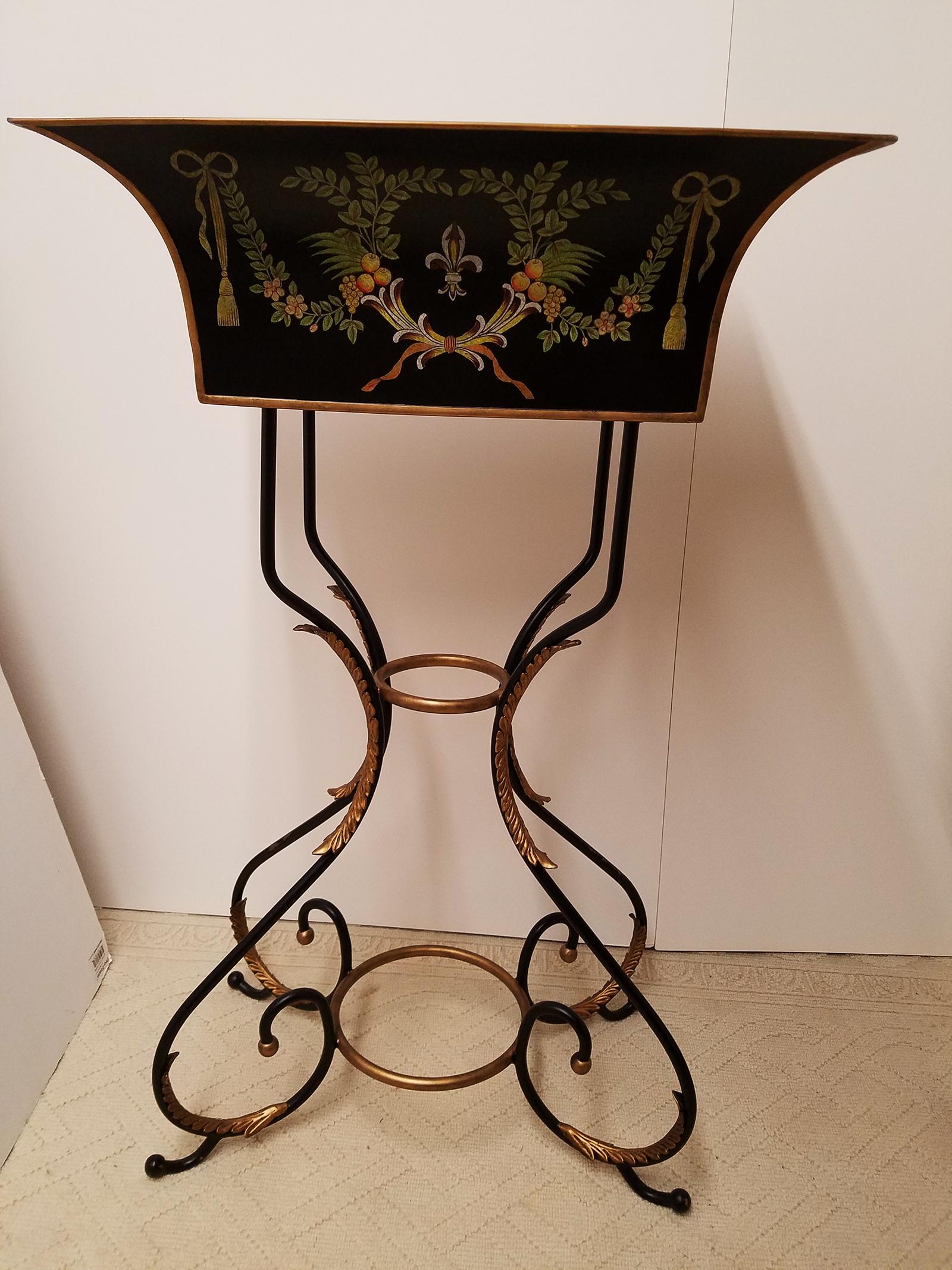 Black and Gilt Iron Hand Painted Italian Neoclassical Tole Planter In Excellent Condition In Lambertville, NJ