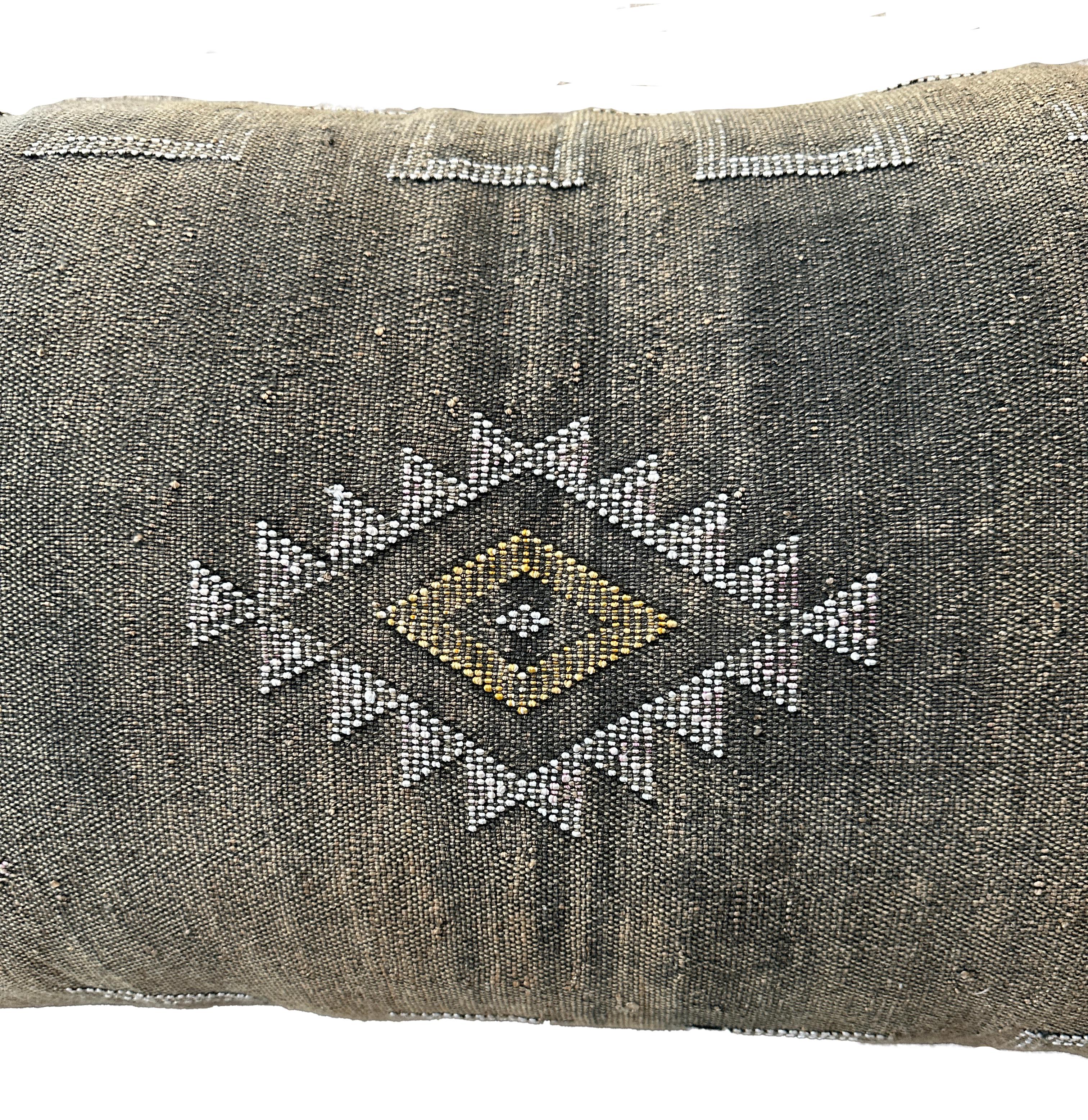 Ajoutez une touche d'exotisme à votre décoration intérieure avec ce superbe coussin d'accent marocain noir et or. Mesurant 35 pouces de large, 7 pouces de profondeur et 19 pouces de haut, cet oreiller est conçu pour être une pièce d'apparat qui