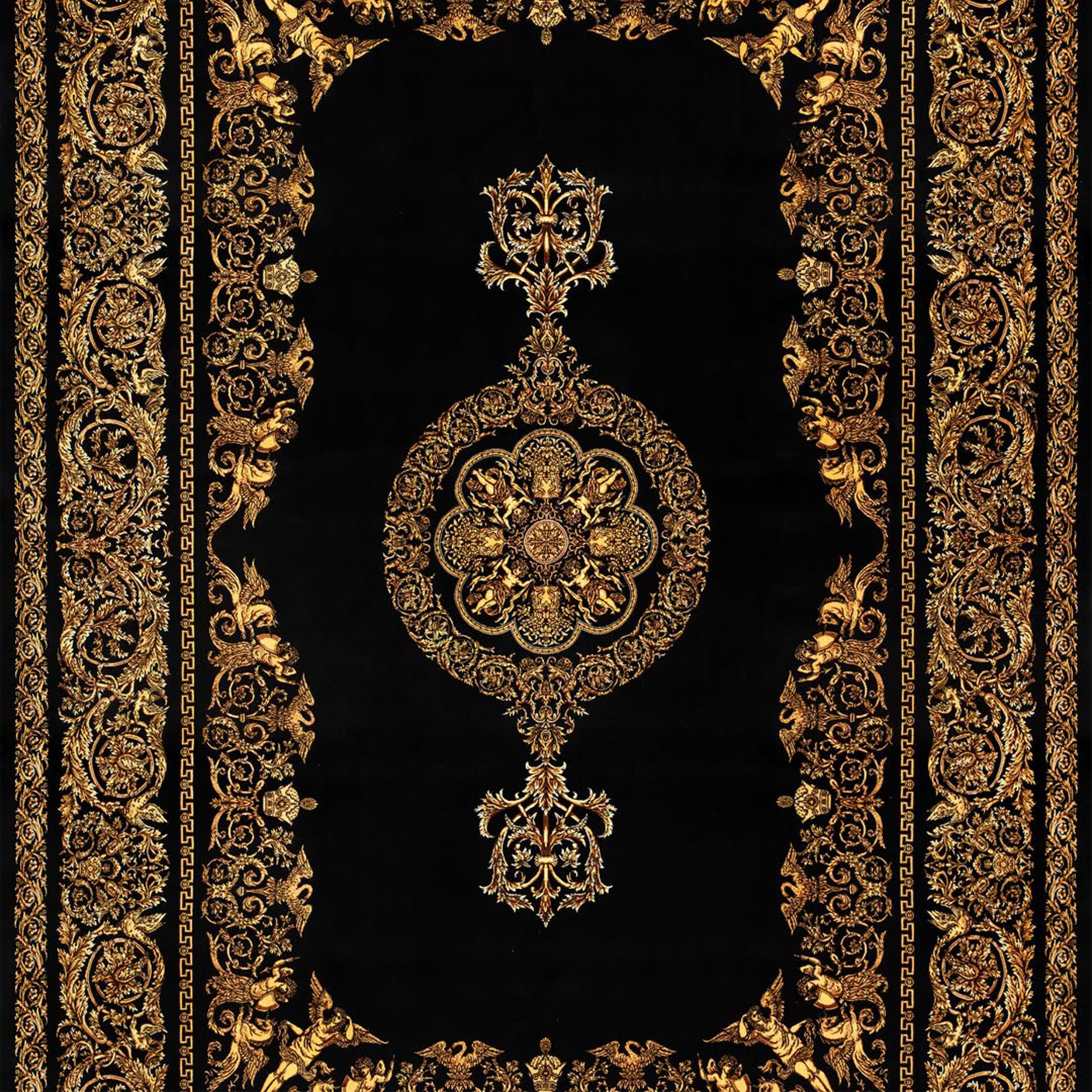 Questo lussuoso tappeto in stile persiano nero e oro è un'audace reinterpretazione del classico design barocco, rifinito a mano in seta naturale al 100% per una brillantezza vellutata. Il suo grande formato di 150x225 cm lo rende ideale per interni