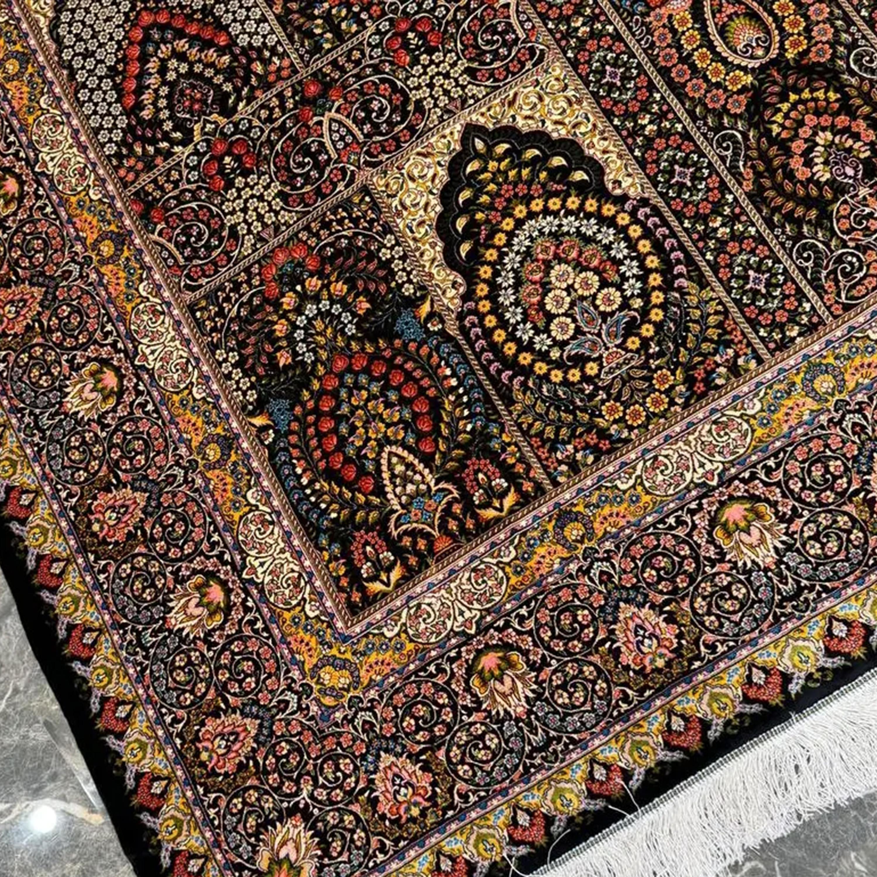 Schwarzer und goldener Boteh-Stil Persischer Teppich aus reiner Seide, iranisches Kunsthandwerk, 0045 (Britisch) im Angebot
