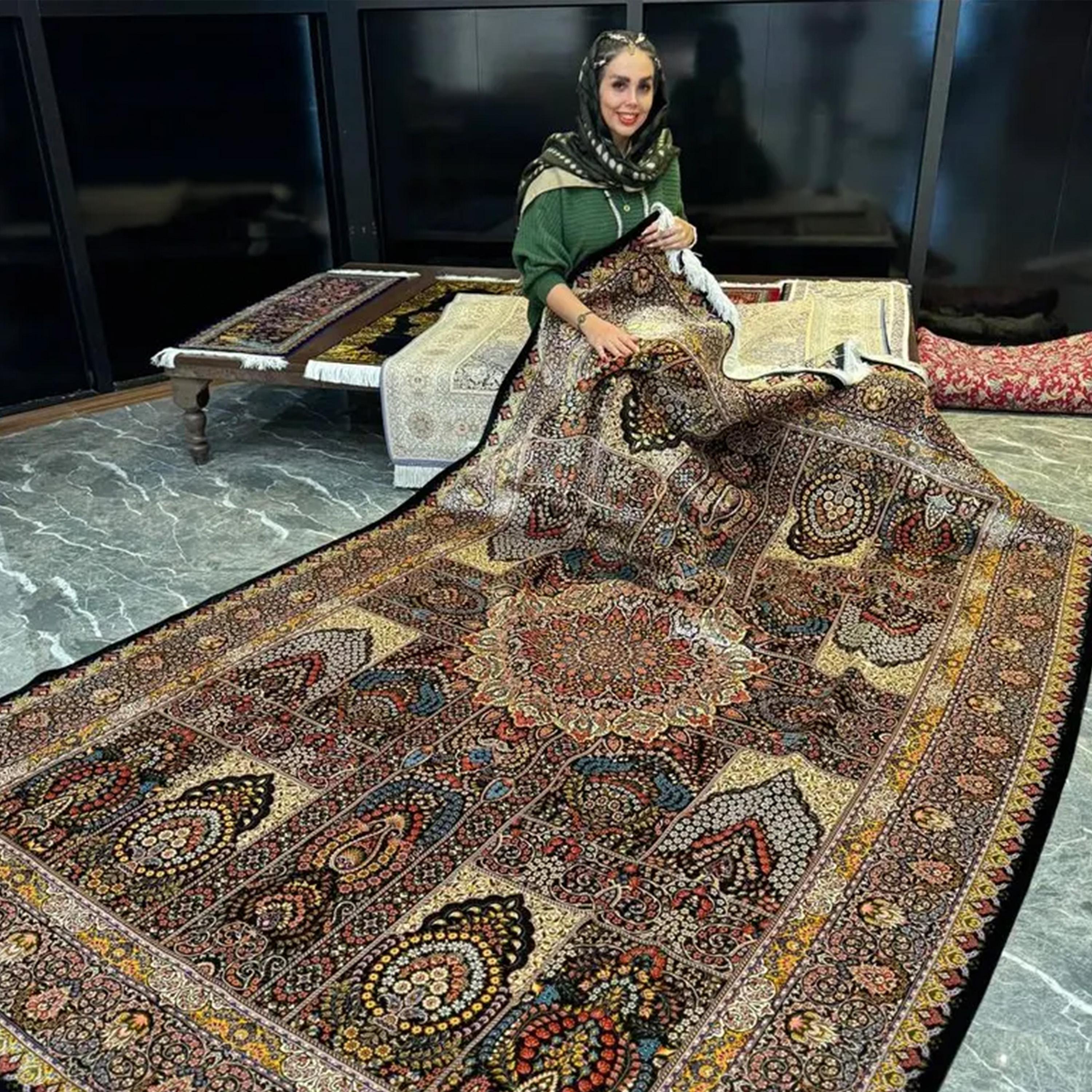 Schwarzer und goldener Boteh-Stil Persischer Teppich aus reiner Seide, iranisches Kunsthandwerk, 0045 (Handgeknüpft) im Angebot