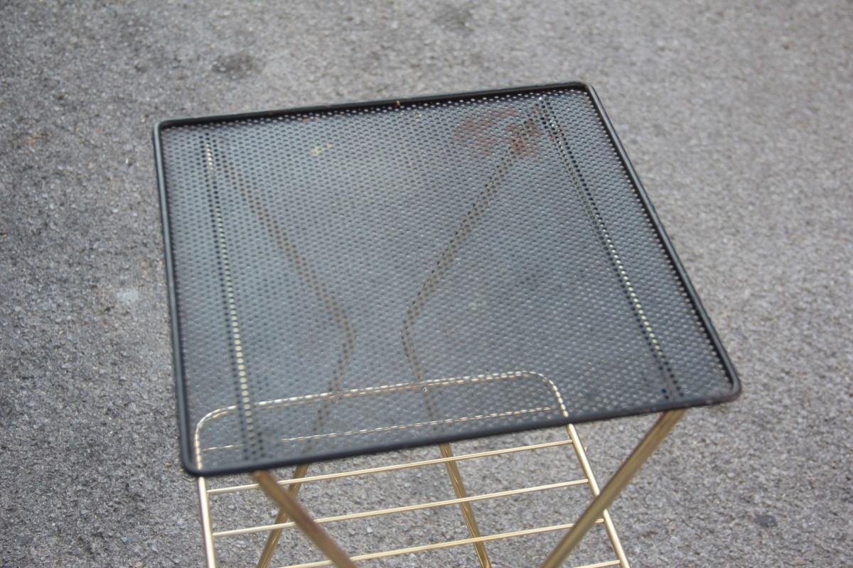 Selve Gueridon francese di metà secolo in ottone nero e oro, stile Mathieu Matégot.
Metallo nero traforato, struttura in ottone con ripiani in tondino di ottone, design molto minimalista e razionale.