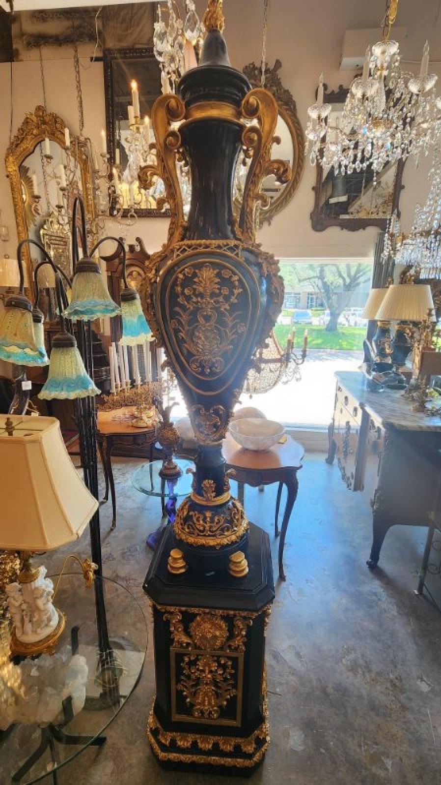 Schwarz und Gold geschnitzt Vase Statuen - Set von 2 im Angebot 3