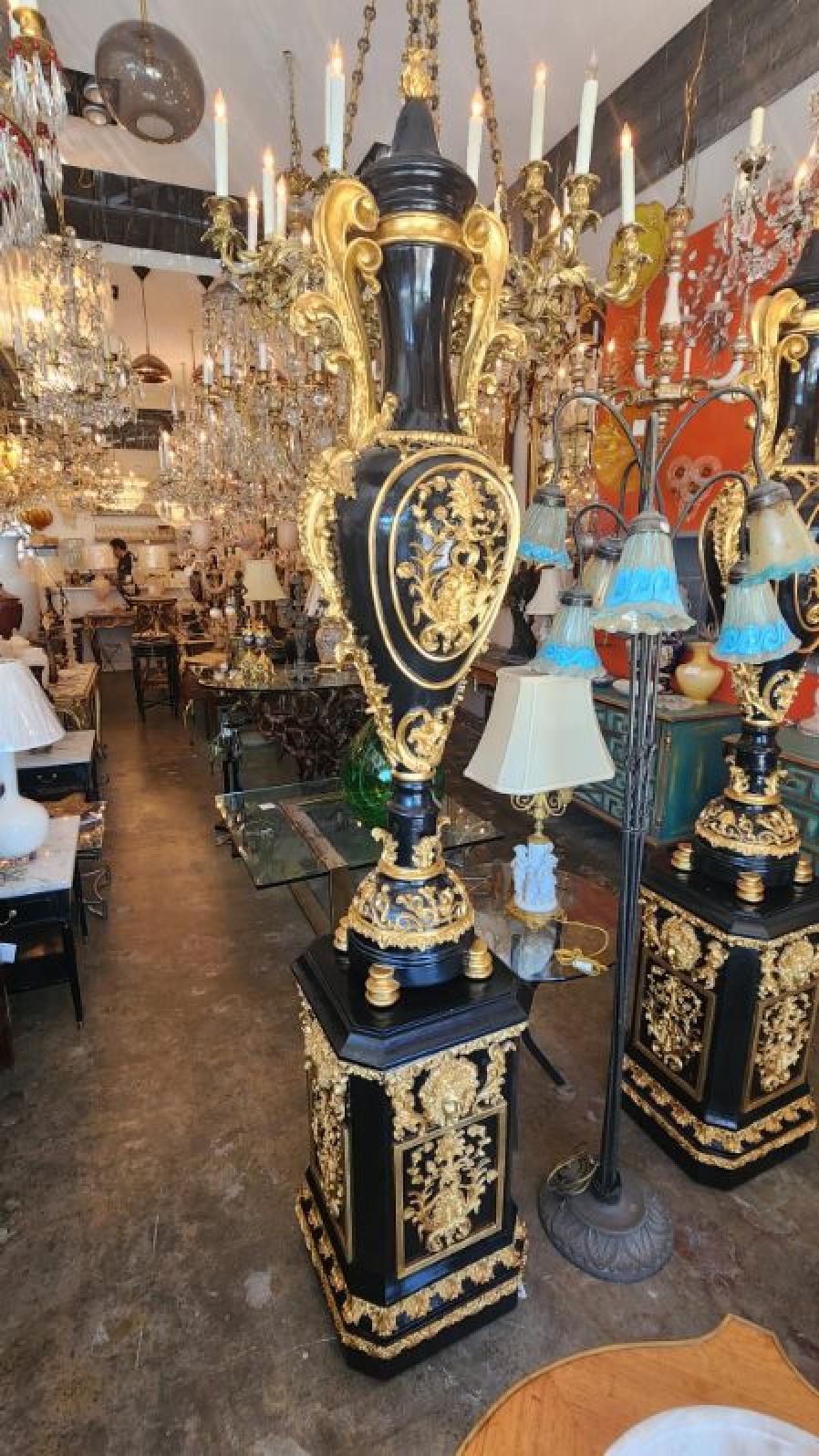 Schwarz und Gold geschnitzt Vase Statuen - Set von 2 im Angebot 4