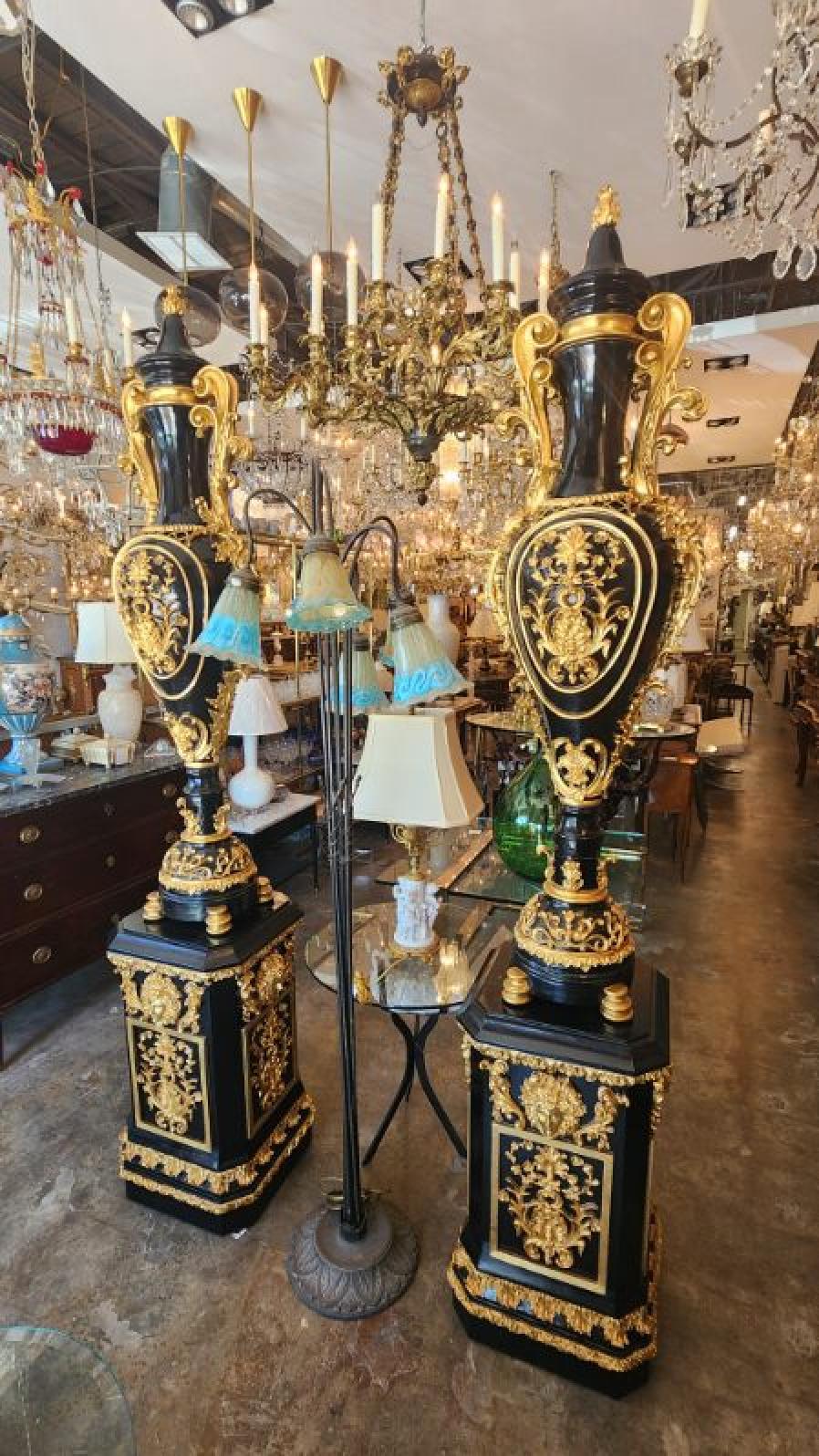 Schwarz und Gold geschnitzt Vase Statuen - Set von 2 im Angebot 6