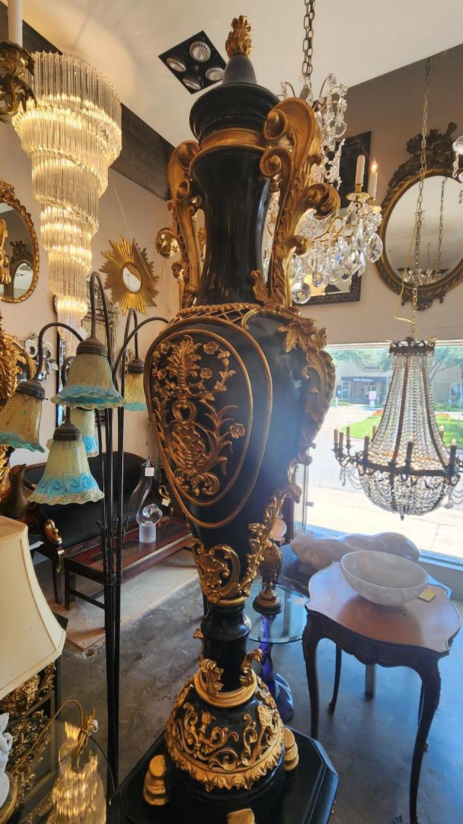 Handgeschnitzte, schwarz-goldene Vasenstatuen, Vase und Sockel können getrennt werden. Er ist mit 7 Fuß sehr hoch, aber sehr leicht, da er aus Holz gefertigt ist. Wahrscheinlich stammt sie aus Frankreich, wo sie im 19.