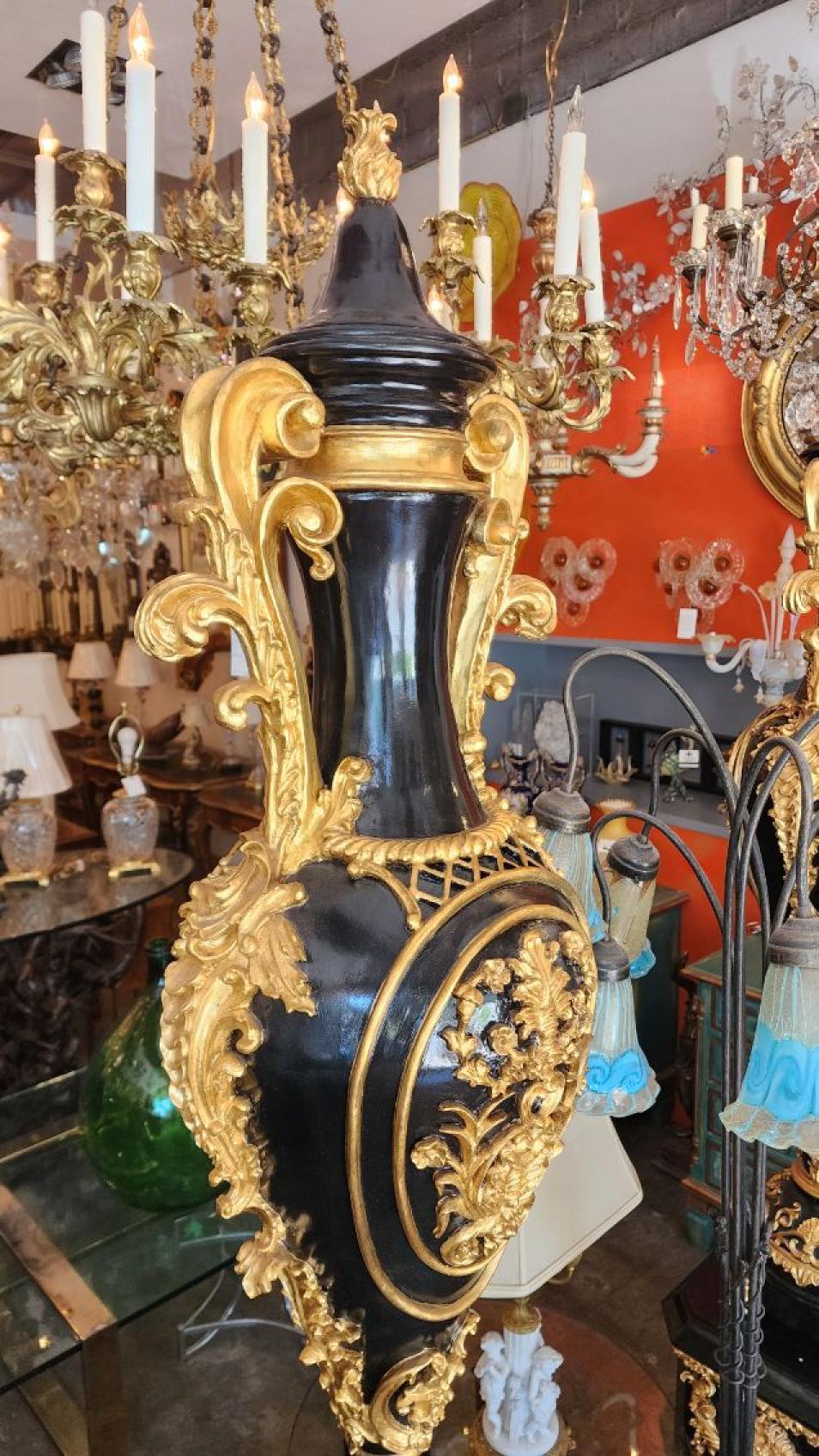 Schwarz und Gold geschnitzt Vase Statuen - Set von 2 (Empire) im Angebot