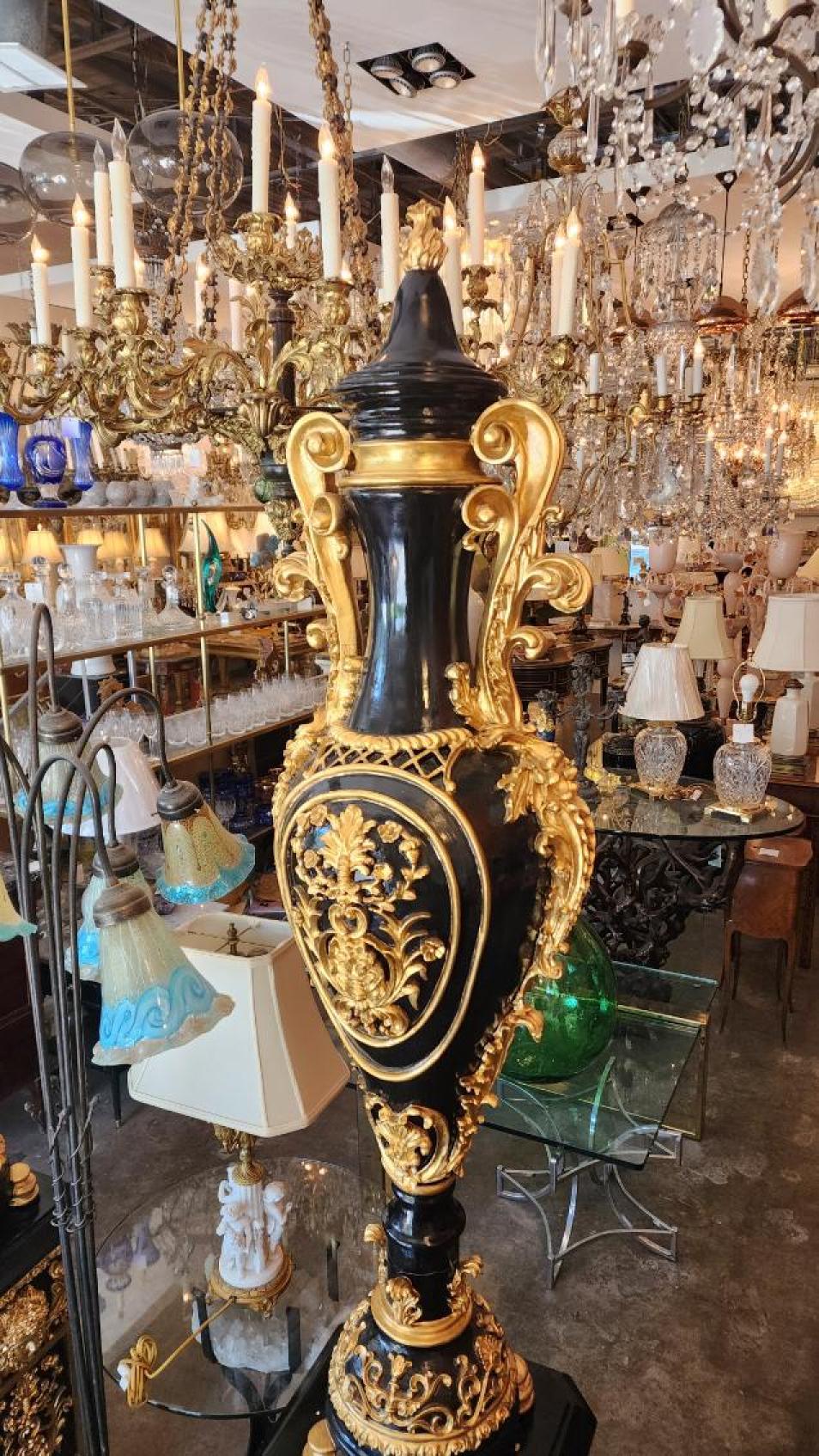Schwarz und Gold geschnitzt Vase Statuen - Set von 2 (Französisch) im Angebot