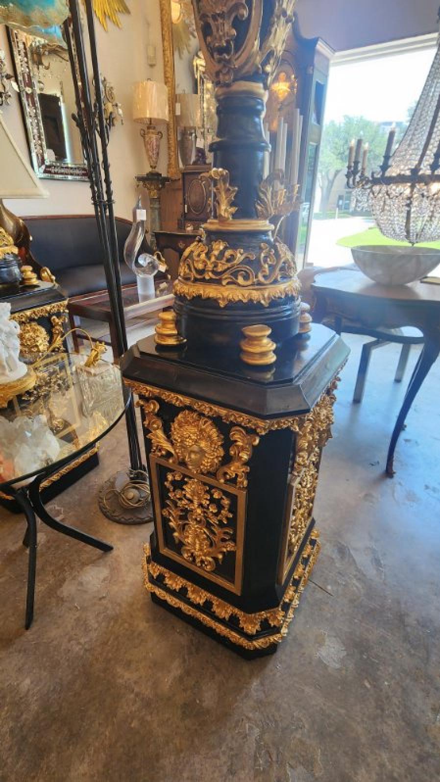 Schwarz und Gold geschnitzt Vase Statuen - Set von 2 im Zustand „Relativ gut“ im Angebot in Dallas, TX