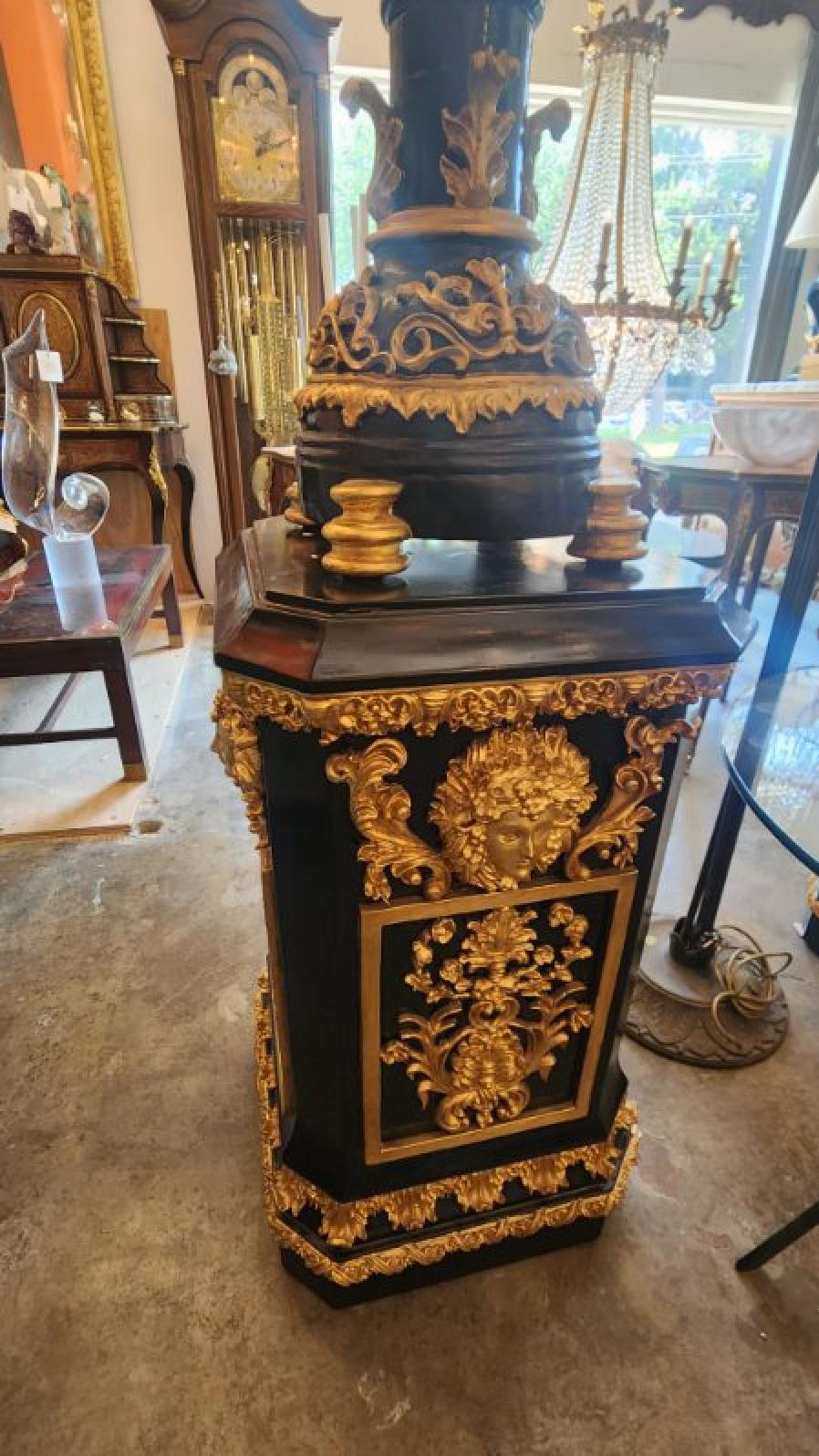 Schwarz und Gold geschnitzt Vase Statuen - Set von 2 (19. Jahrhundert) im Angebot