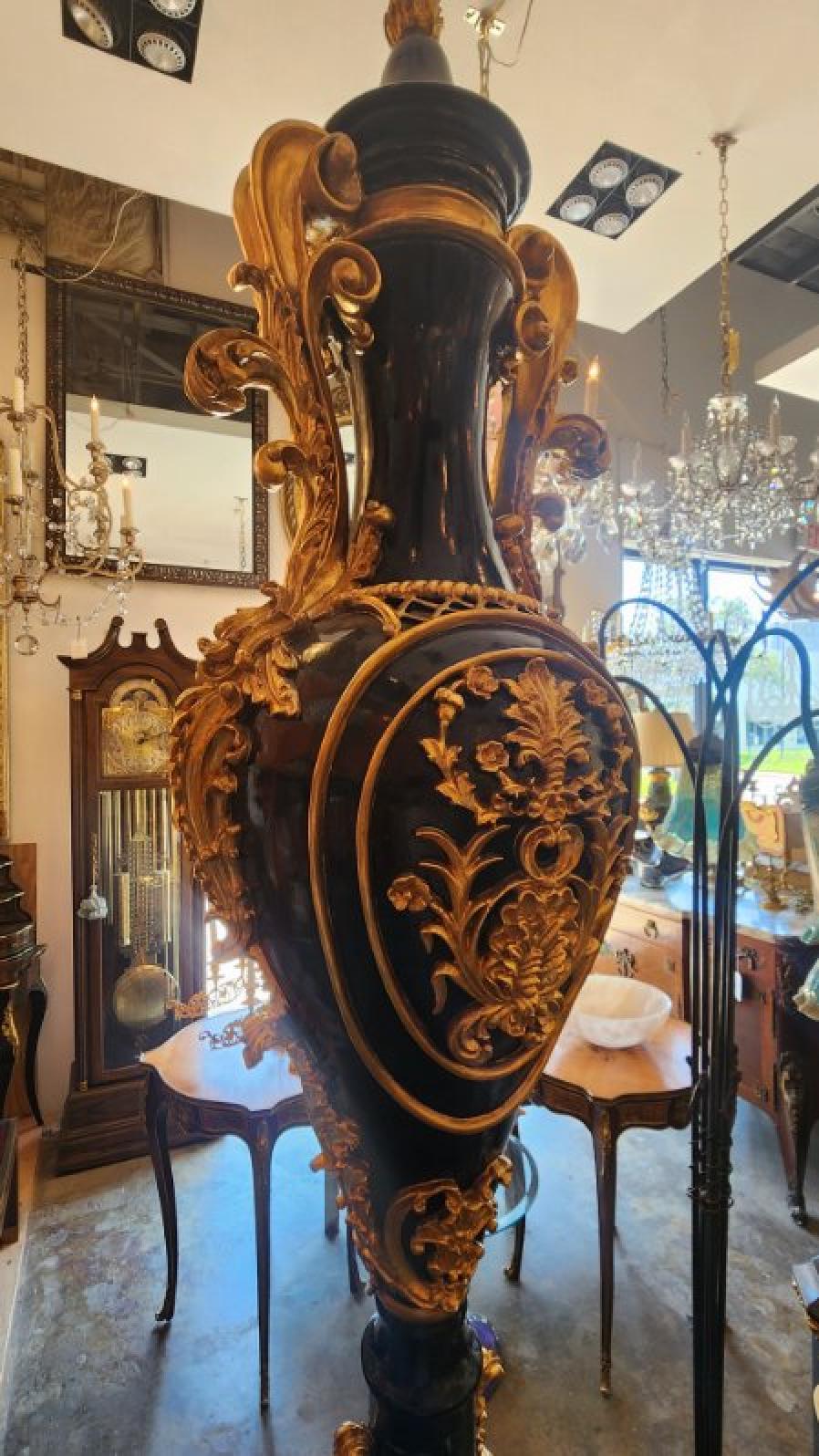 Schwarz und Gold geschnitzt Vase Statuen - Set von 2 (Holz) im Angebot