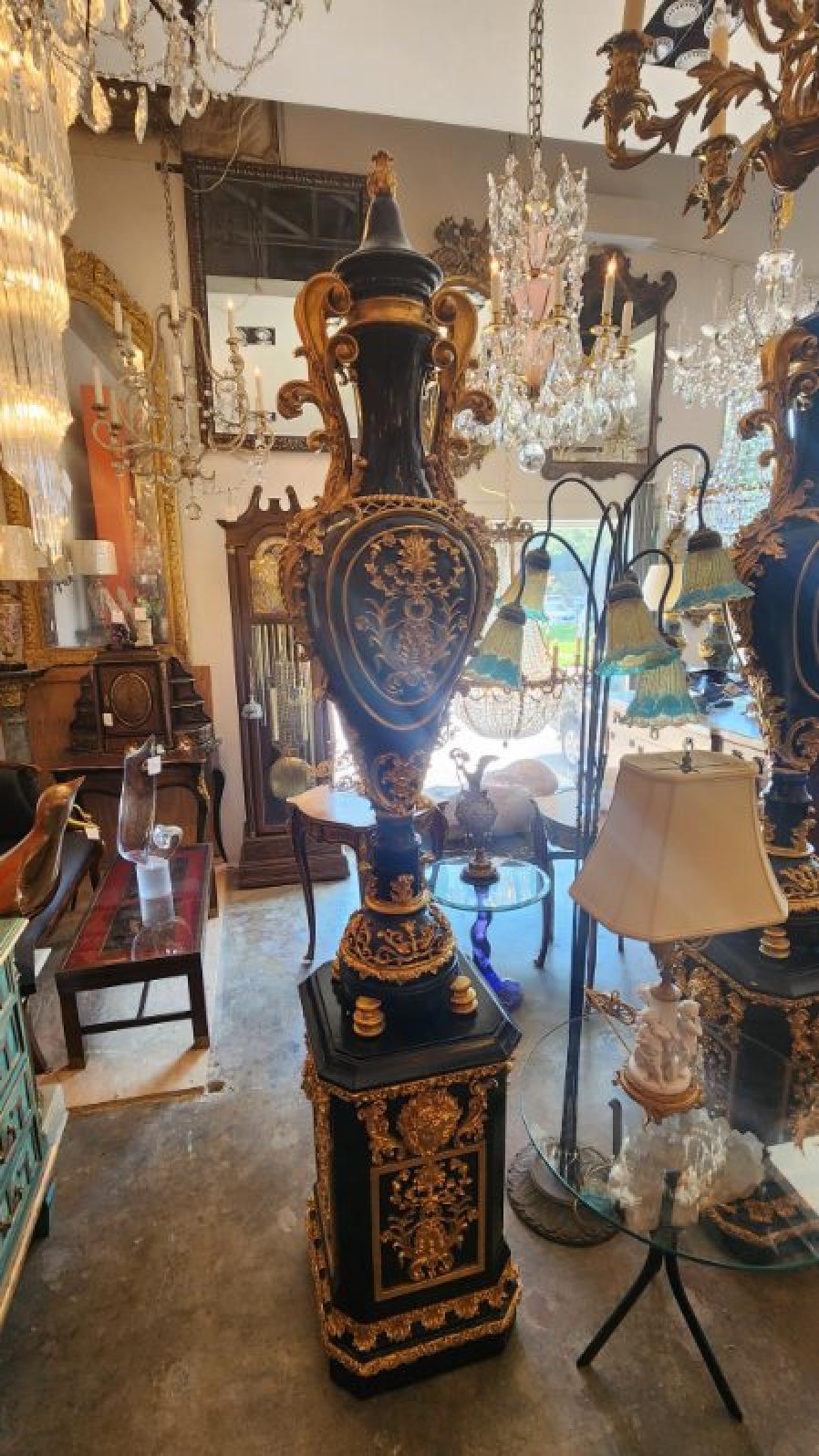 Schwarz und Gold geschnitzt Vase Statuen - Set von 2 im Angebot 1