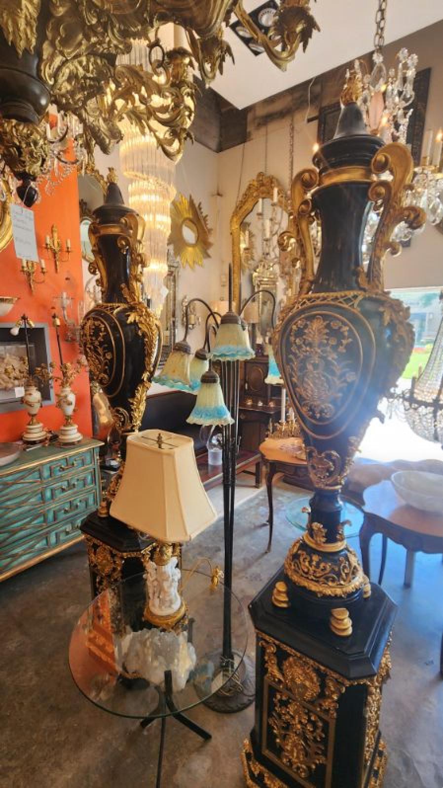 Schwarz und Gold geschnitzt Vase Statuen - Set von 2 im Angebot 2