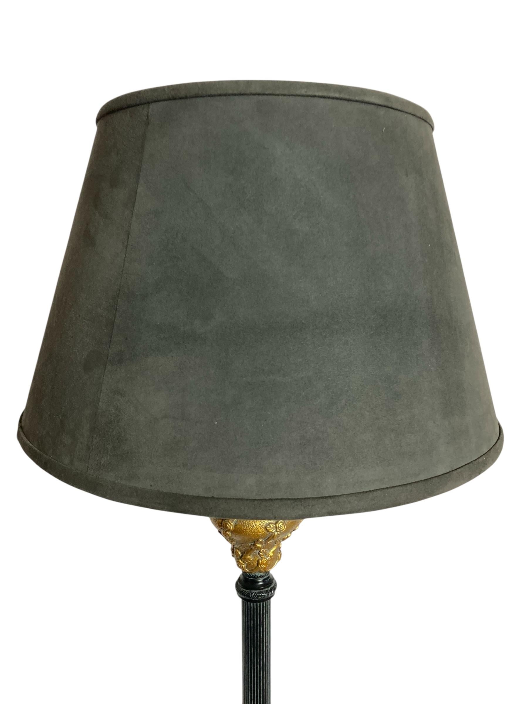 Lampe de table de style corinthien noir et or, abat-jour en velours gris et décor floral rose. Élevez votre décoration intérieure avec cette lampe à poser noire et dorée, conçue pour ajouter une touche d'élégance à n'importe quelle pièce. La base