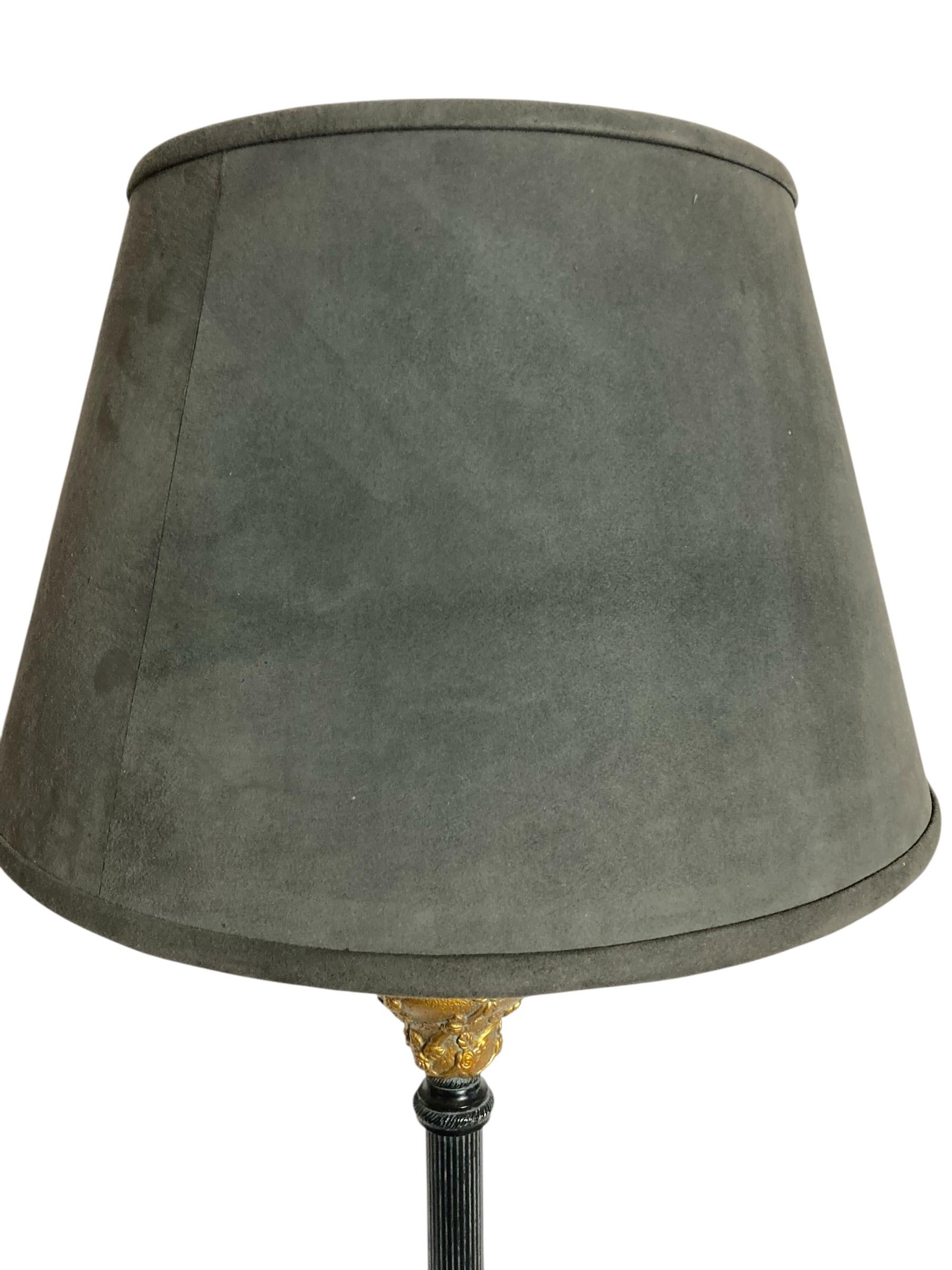 Néo-empire Lampe de table de style corinthien noir et or Abat-jour en velours gris avec fleur de rose en vente