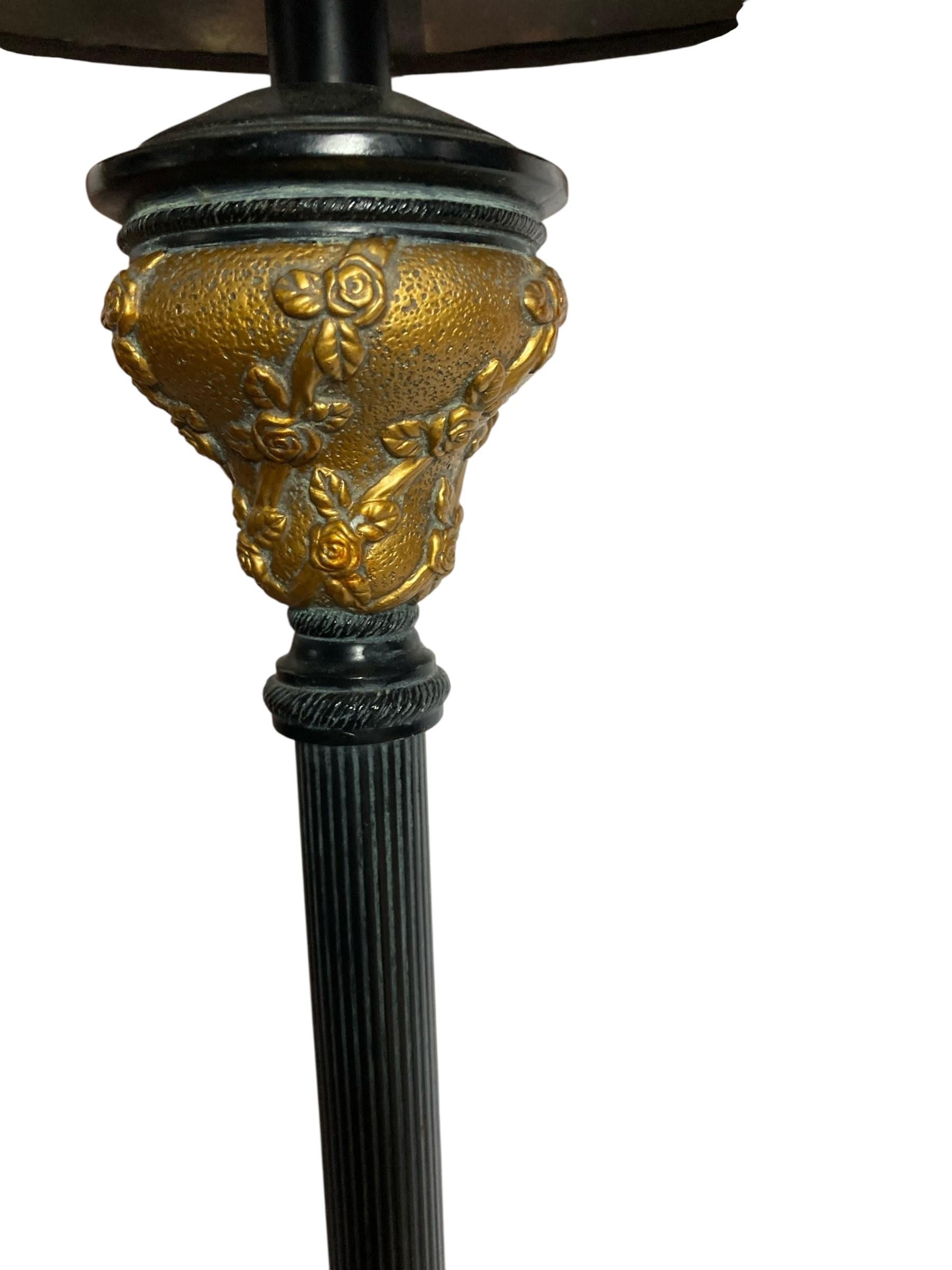 Britannique Lampe de table de style corinthien noir et or Abat-jour en velours gris avec fleur de rose en vente