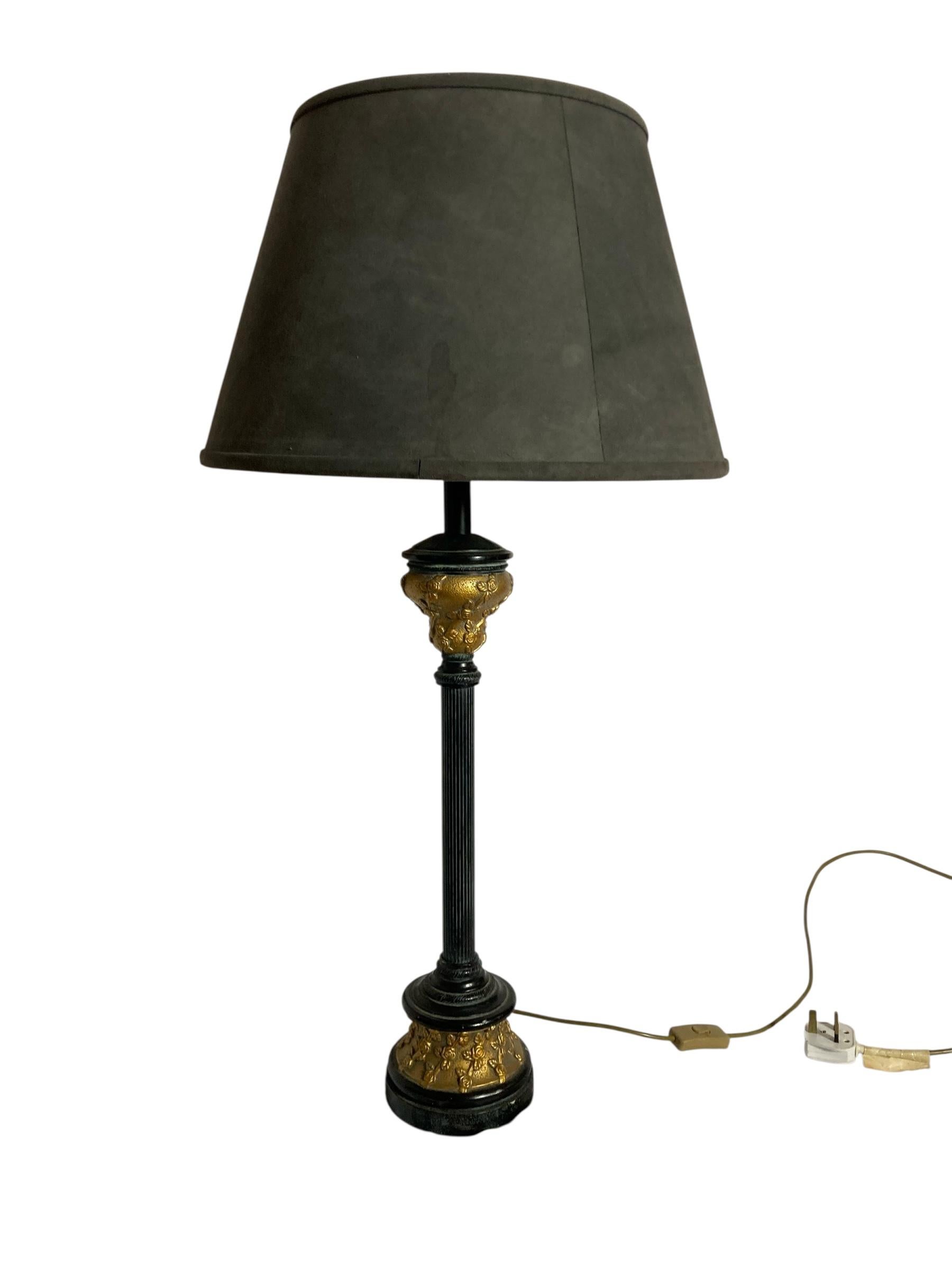 Lampe de table de style corinthien noir et or Abat-jour en velours gris avec fleur de rose Bon état - En vente à Bishop's Stortford, GB
