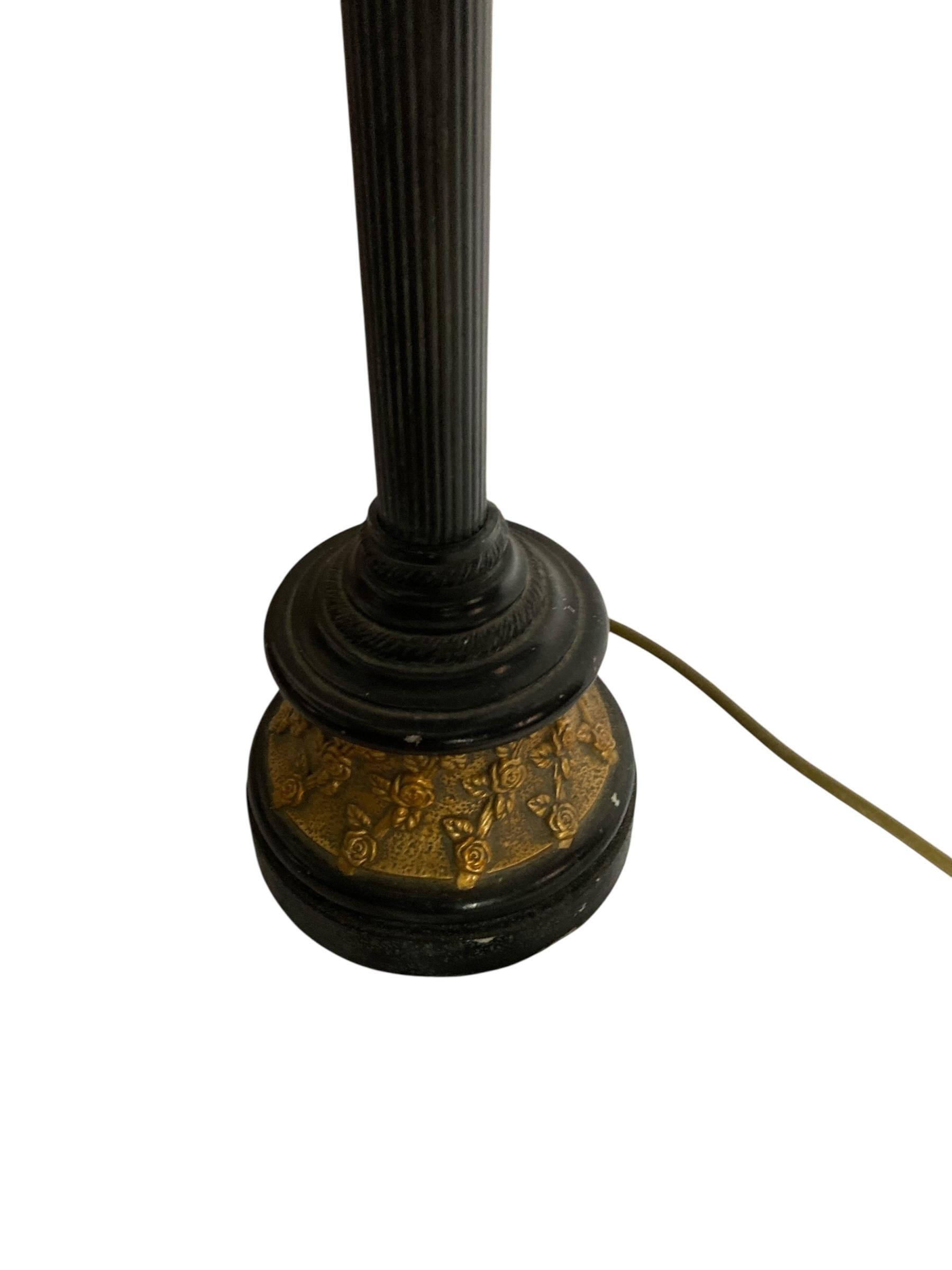 20ième siècle Lampe de table de style corinthien noir et or Abat-jour en velours gris avec fleur de rose en vente