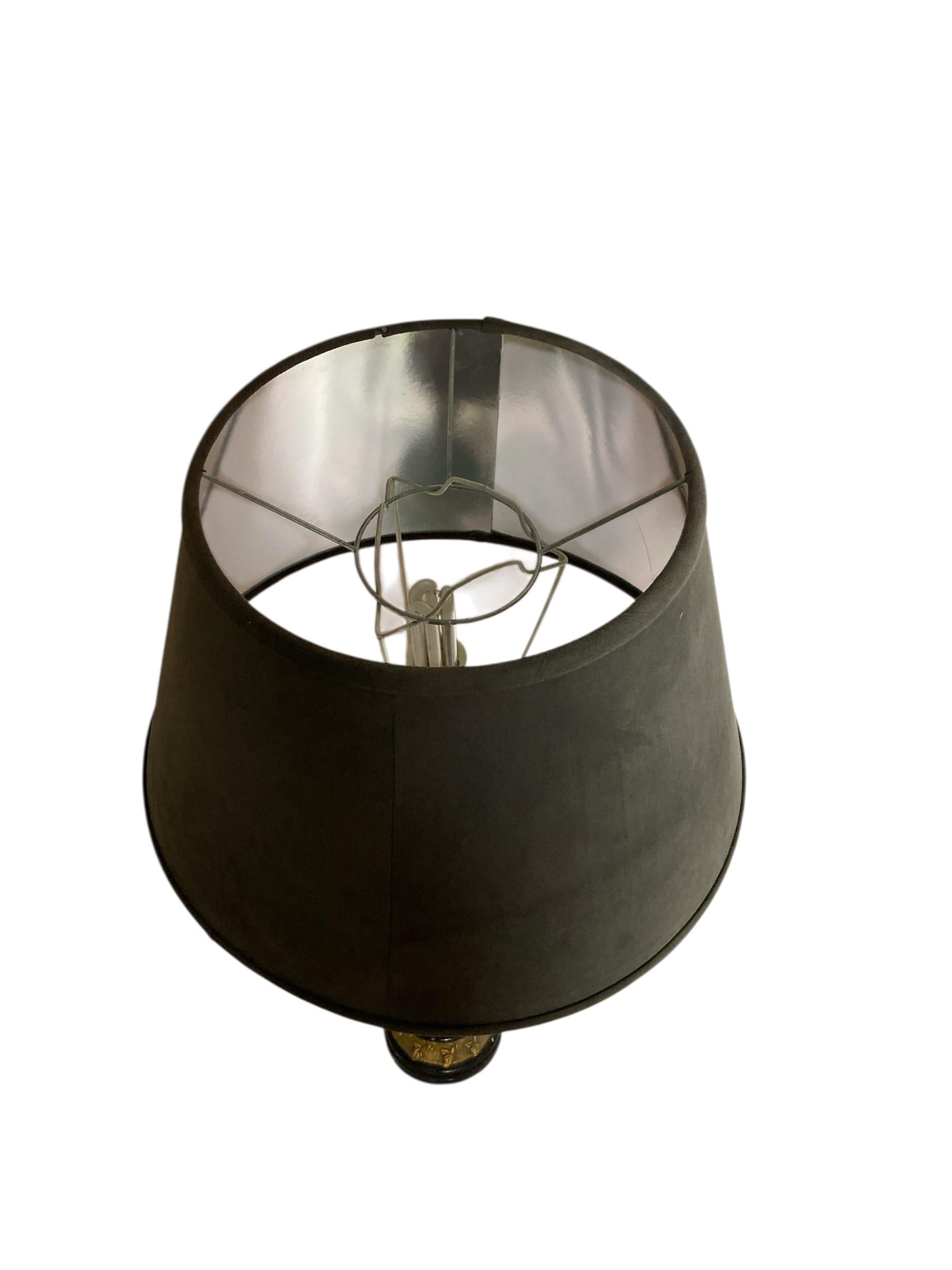 Céramique Lampe de table de style corinthien noir et or Abat-jour en velours gris avec fleur de rose en vente