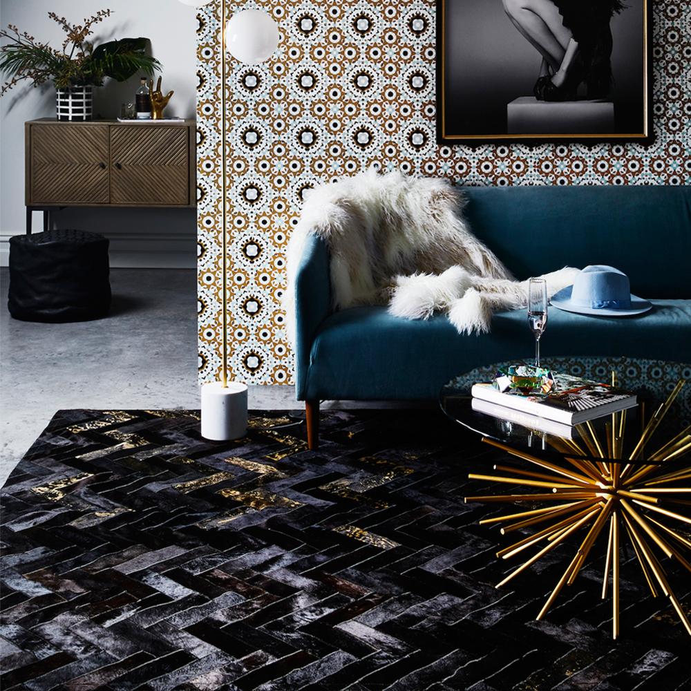 Tu salón se ha vuelto mucho más glamuroso con la entrada de este Clásico inspirado en el glam rock de los 70, en espiga negro azabache combinado con mucho dorado. Admitámoslo, los años 70 lo tenían todo y esta impresionante alfombra hará que tu