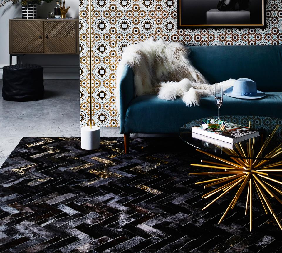 Anpassbarer Art Deco Estrella Rindsleder-Bodenteppich in Schwarz und Gold XX-groß (Moderne) im Angebot