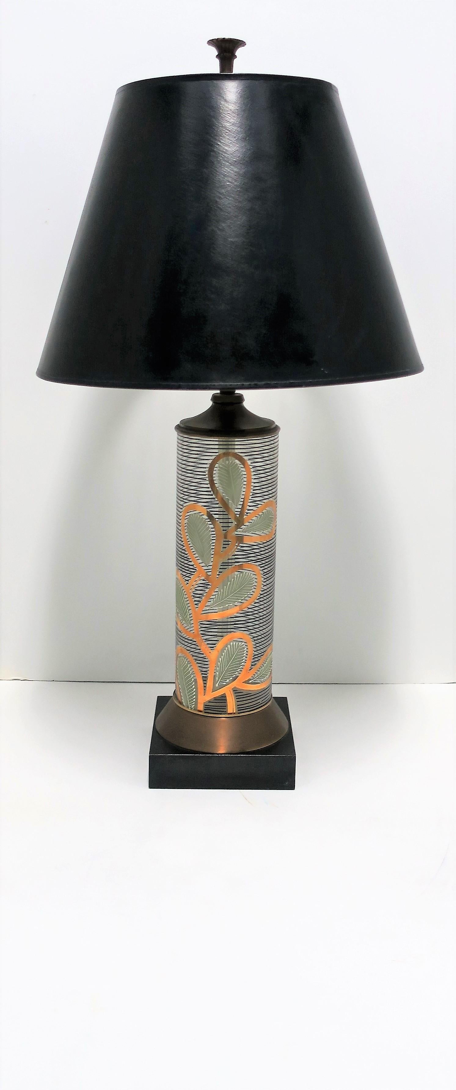 Européen Lampe de bureau en verre noir et or et laiton au design organique et moderne en vente