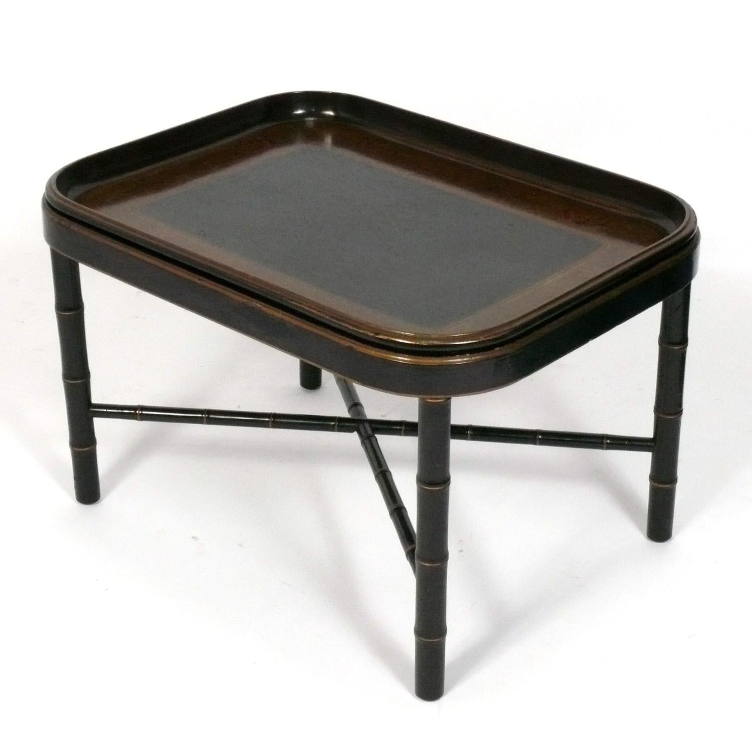 Elégante table basse en faux bambou noir et or avec plateau amovible, américaine, vers les années 1940. Cette table est parfaite pour recevoir car le plateau est amovible.