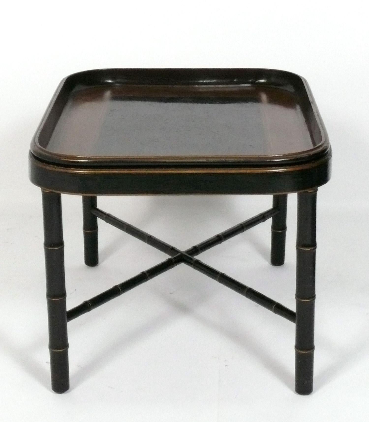 Chinoiseries Table basse en faux bambou noir et or Circa 1940s en vente