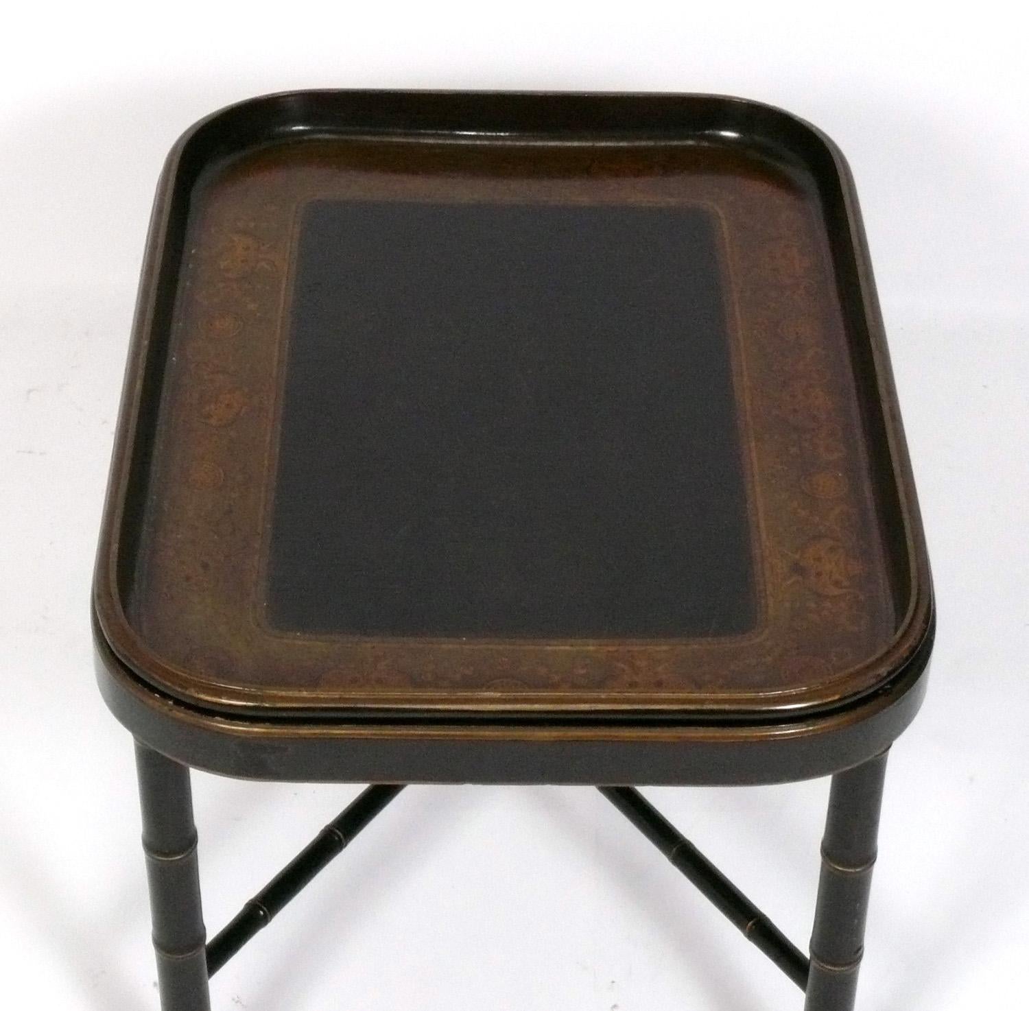 Américain Table basse en faux bambou noir et or Circa 1940s en vente