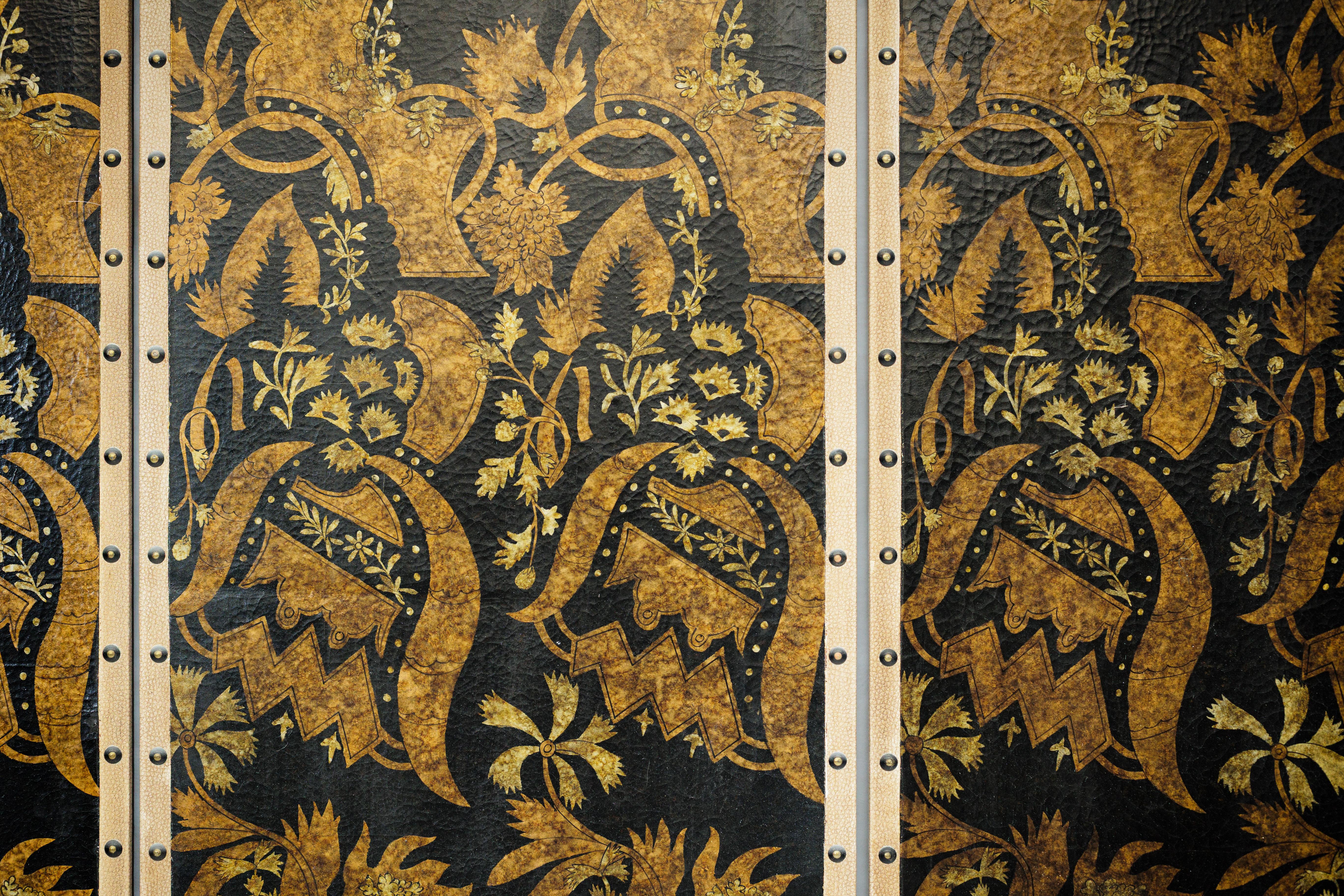 Schwarz-goldener vierteiliger Paravent mit sich wiederholendem Blumenmotiv im Angebot 3
